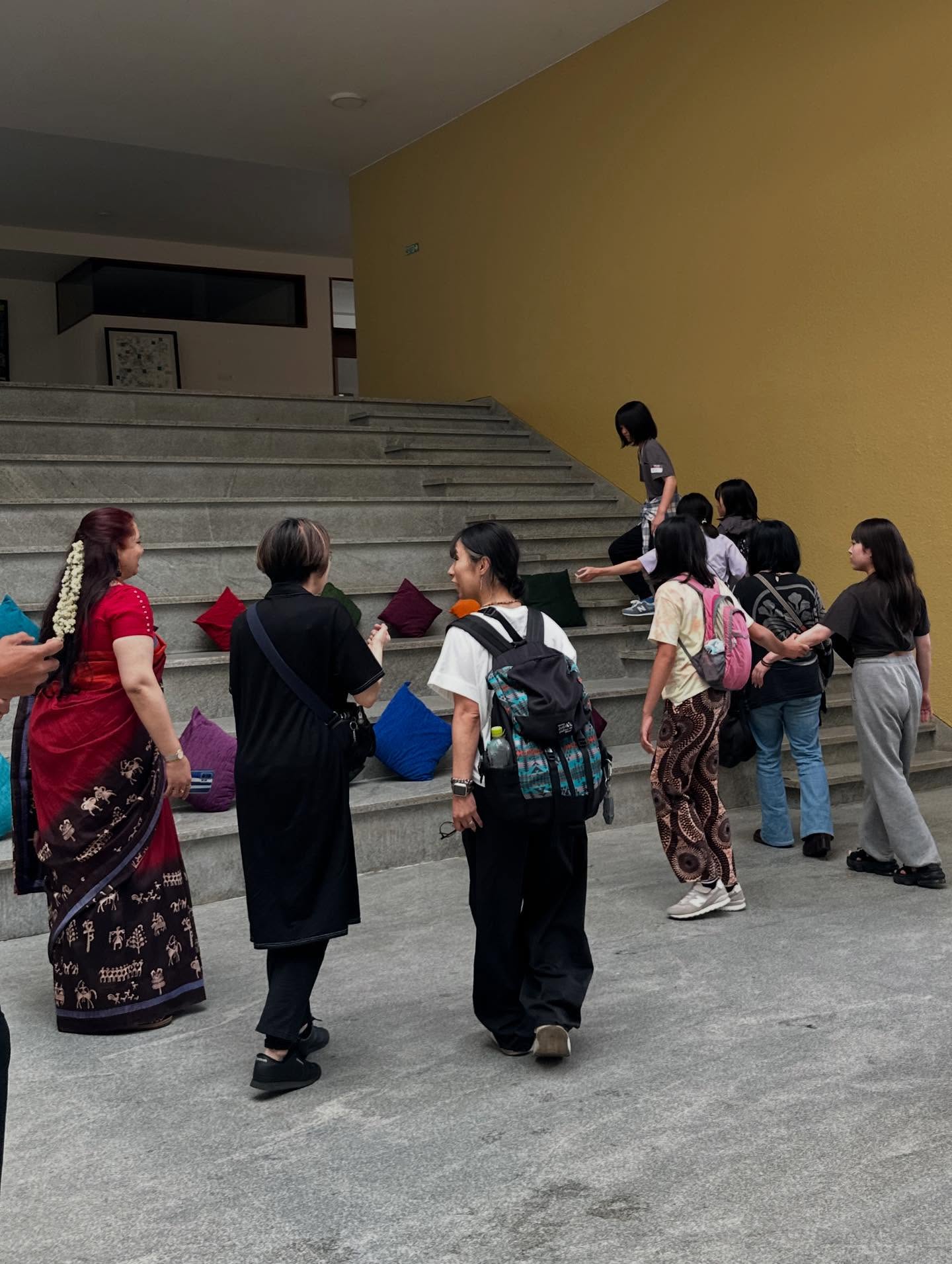 8人、寺院の画像のようです