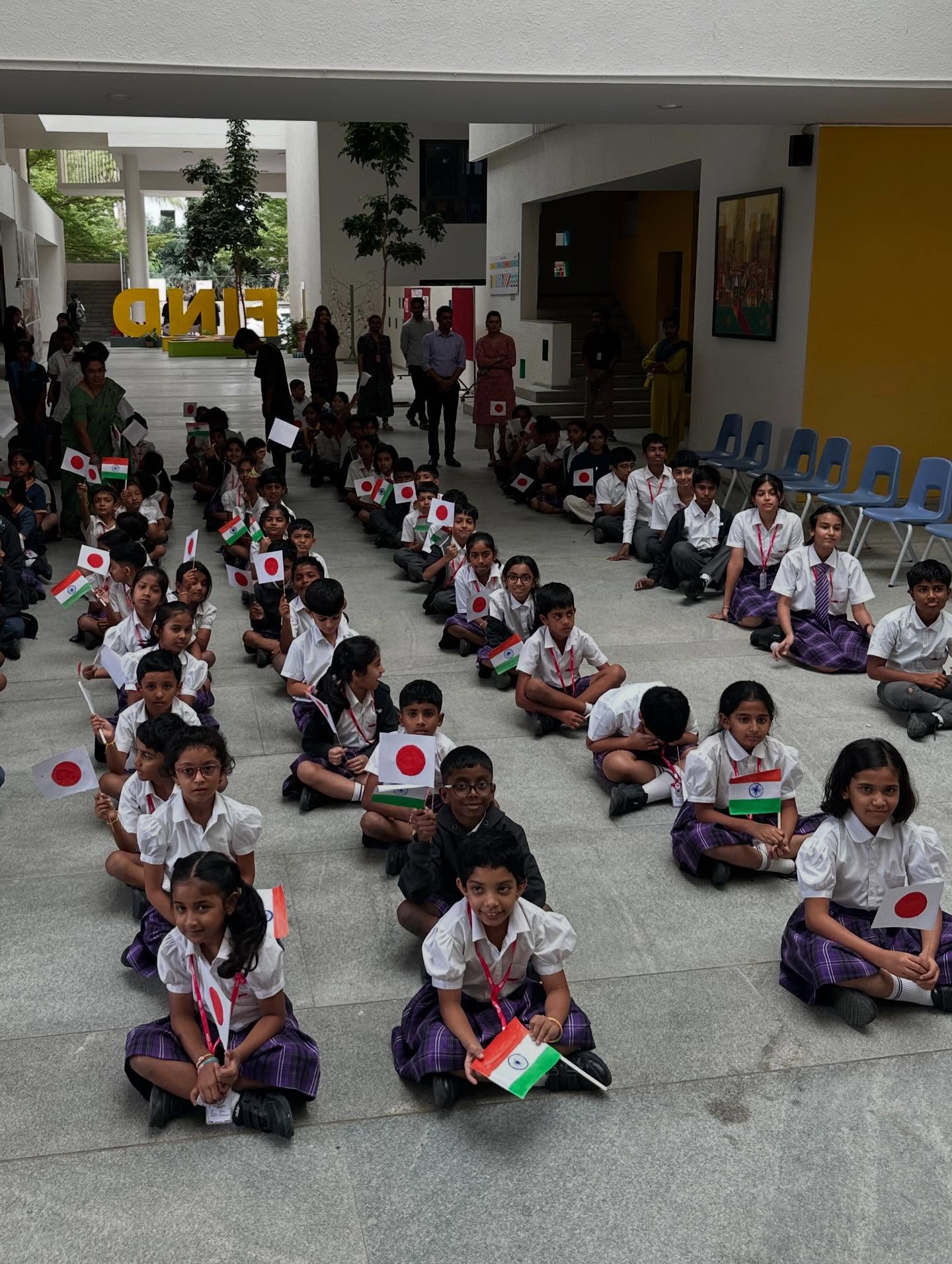 3人、勉強している人の画像のようです