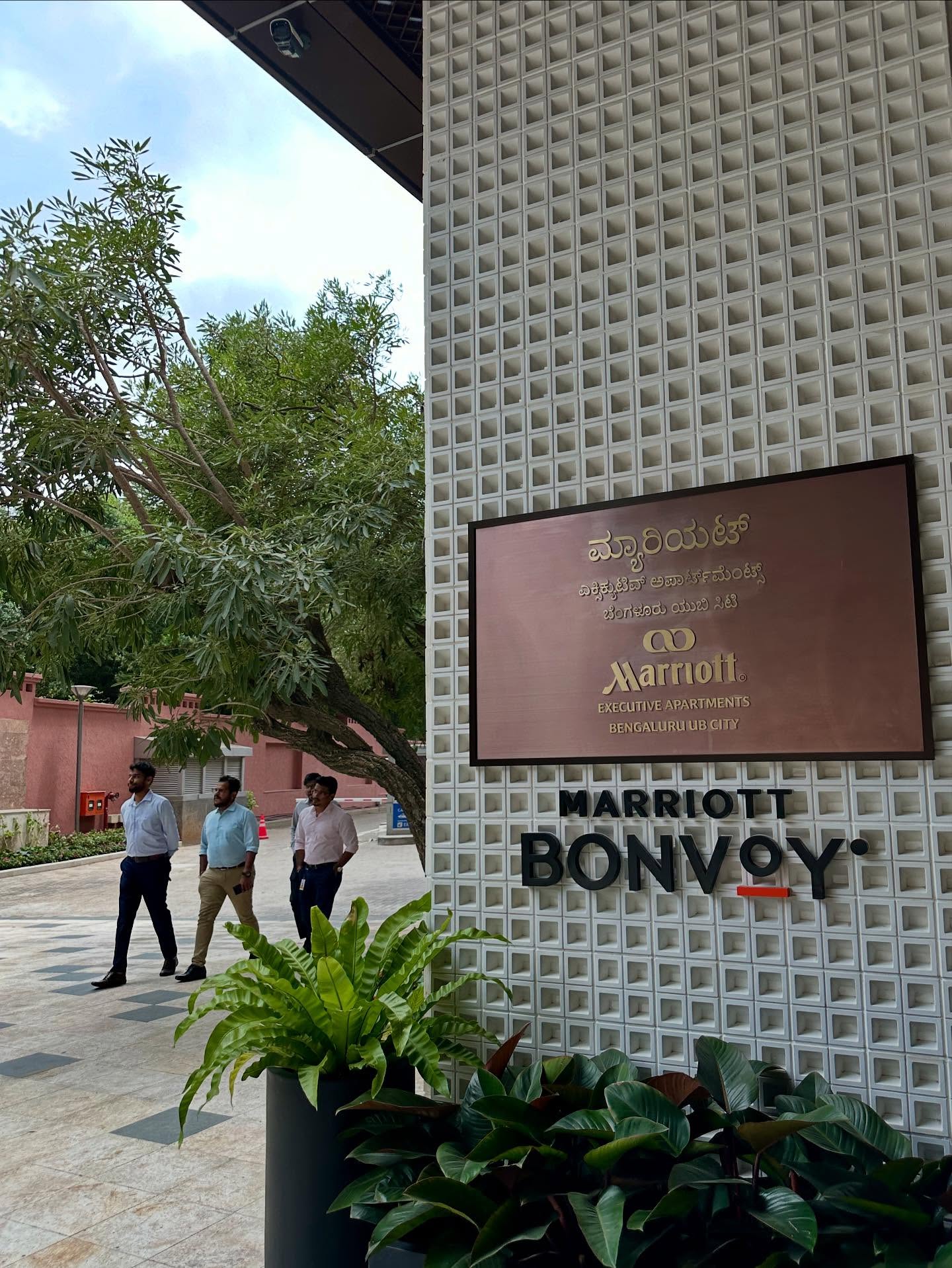 3人、記念碑、テキストの画像のようです