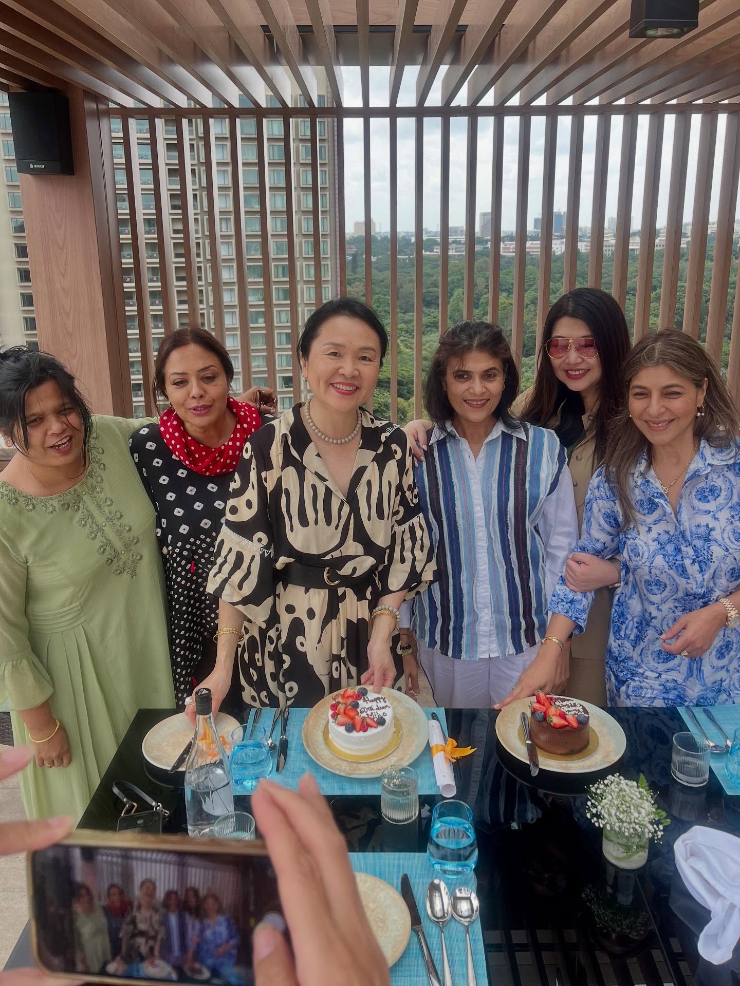 5人、笑っている人の画像のようです