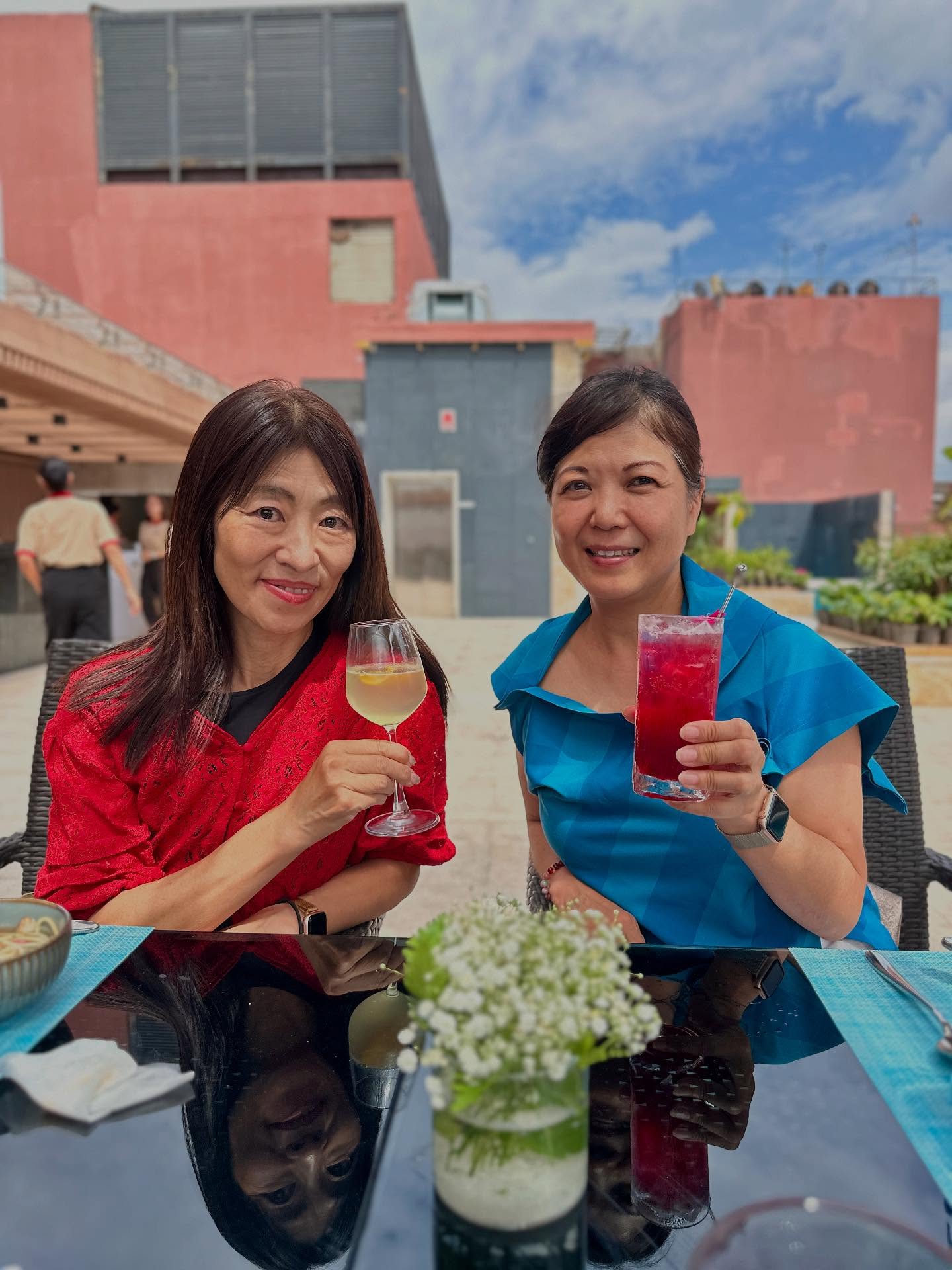 3人、ストロベリーダイキリの画像のようです