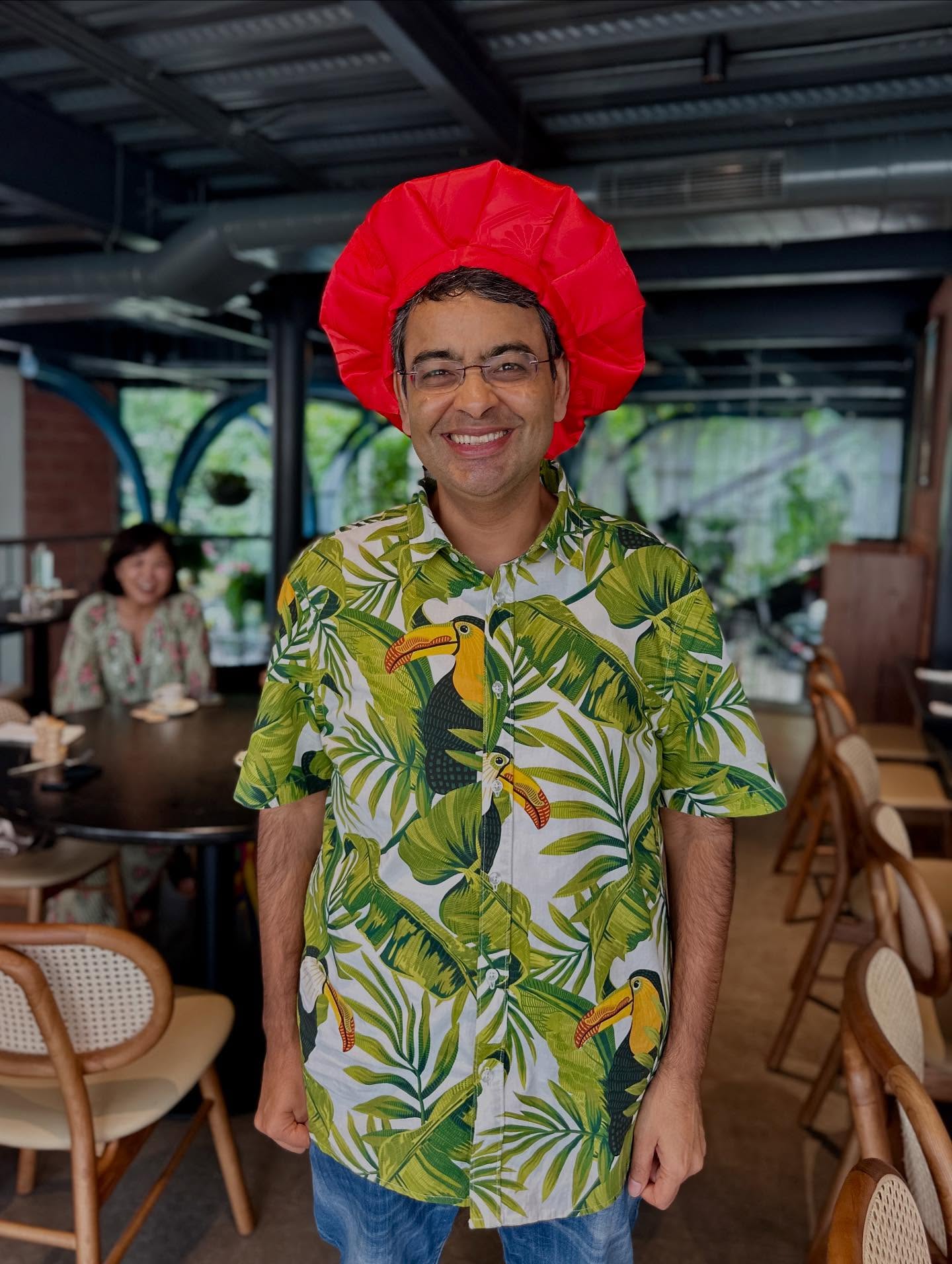 3人、帽子の画像のようです