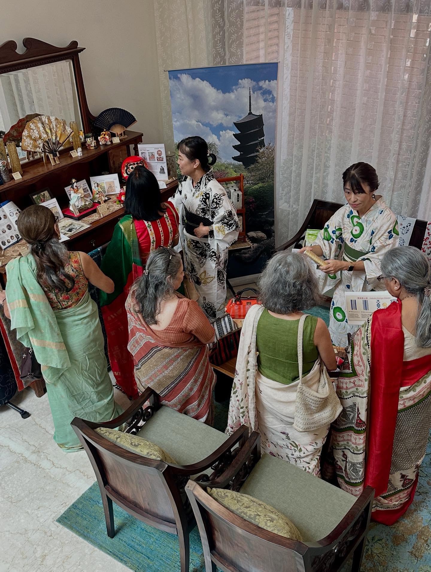 5人、テキストの画像のようです