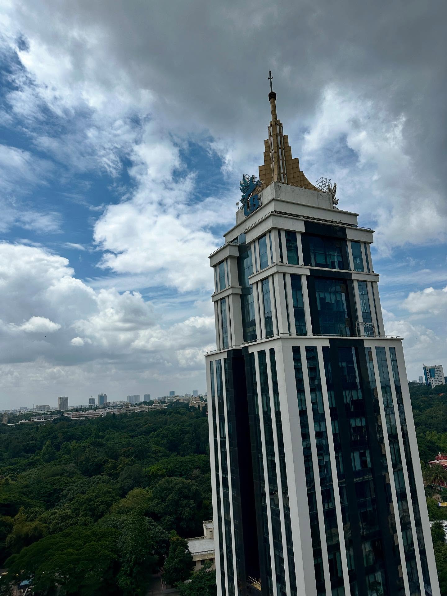 高層ビル、寺院、雲の画像のようです