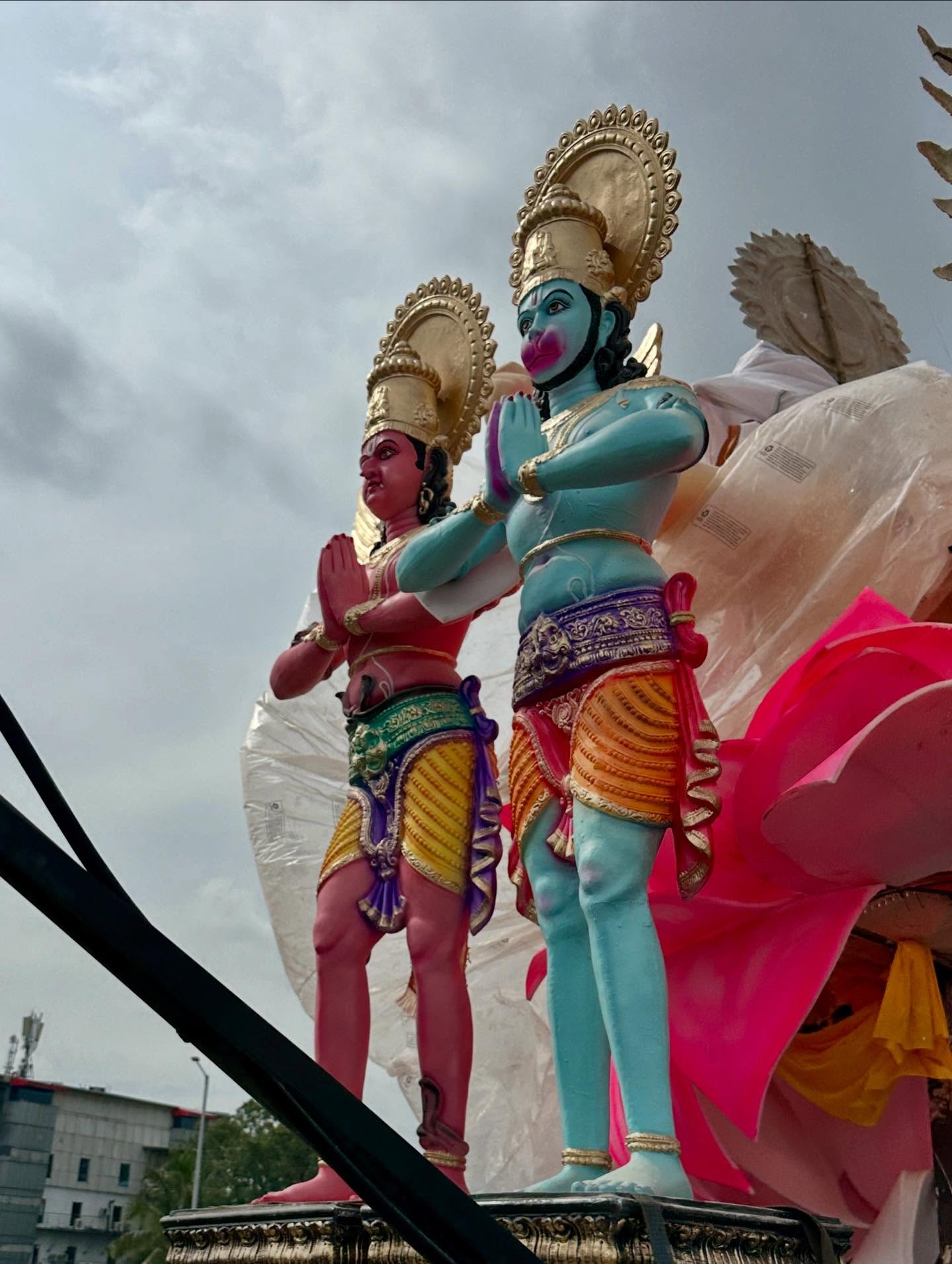 1人、寺院の画像のようです