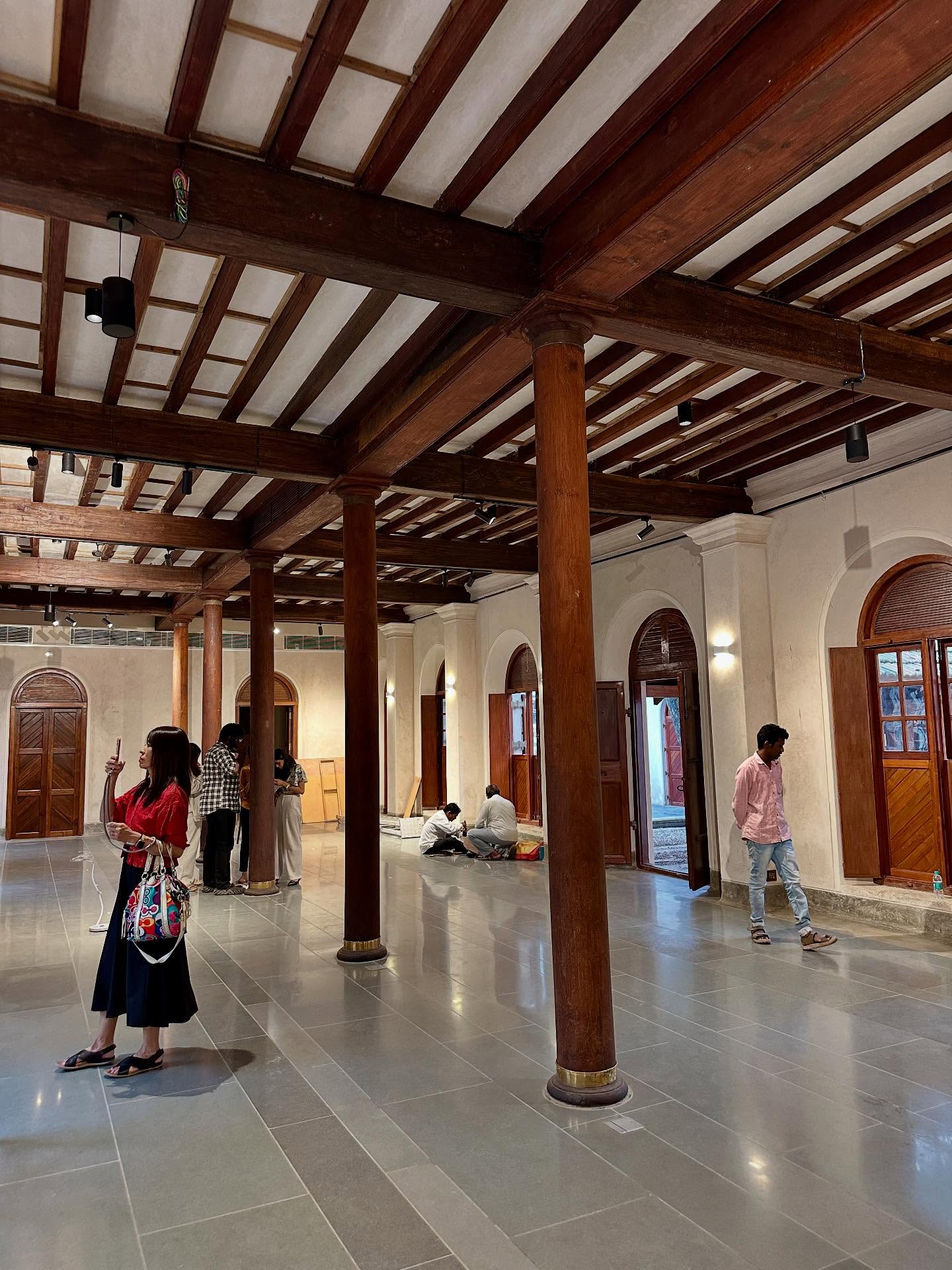 3人の画像のようです