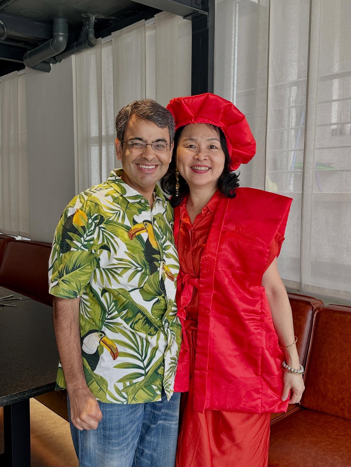 2人、笑っている人の画像のようです