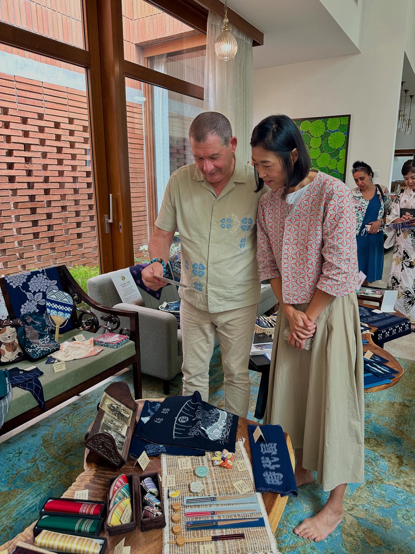 4人の画像のようです