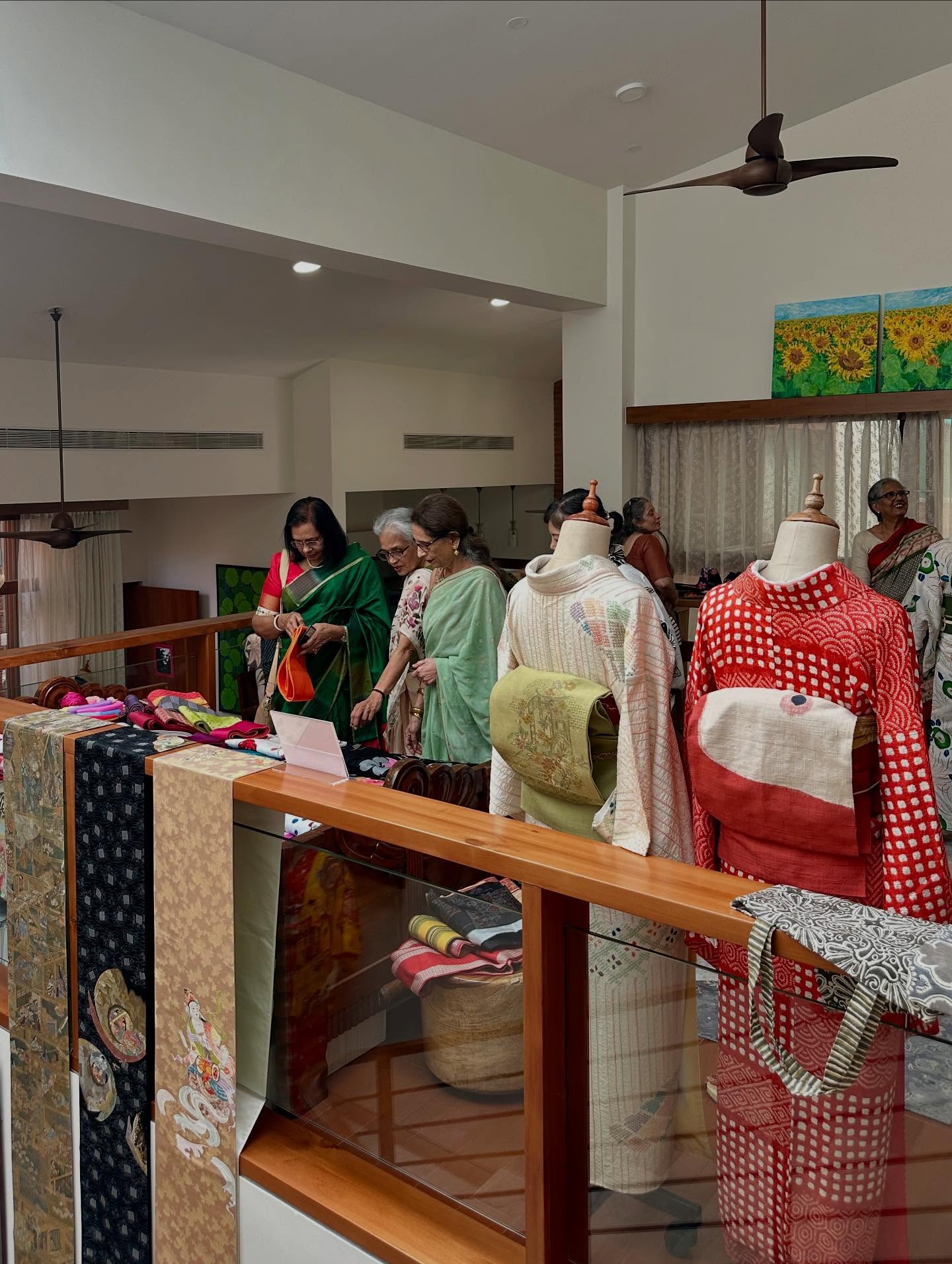 5人の画像のようです