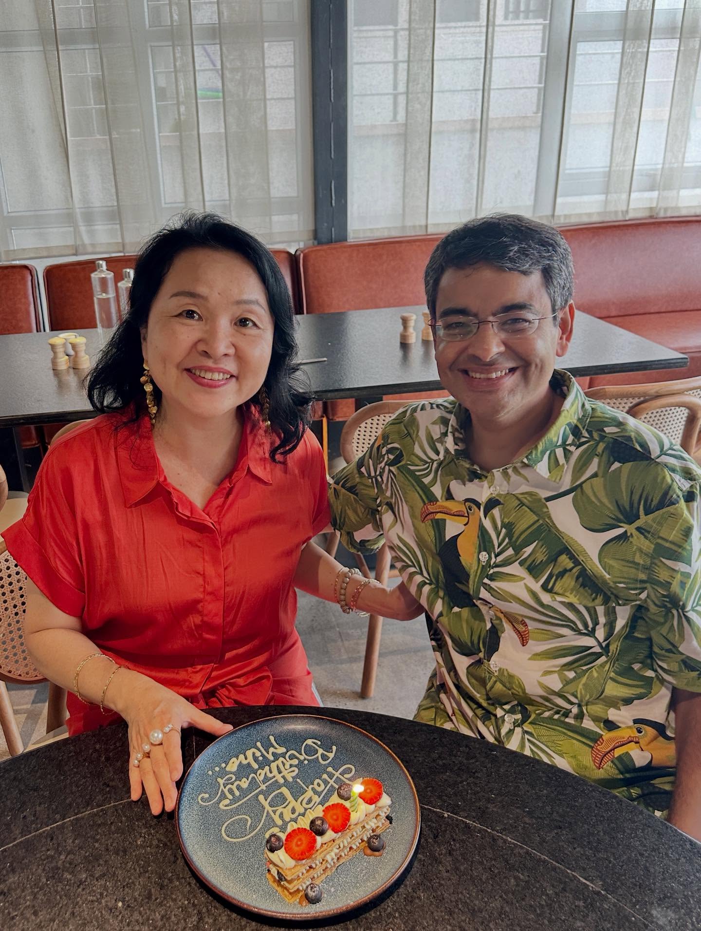 2人、食品の画像のようです