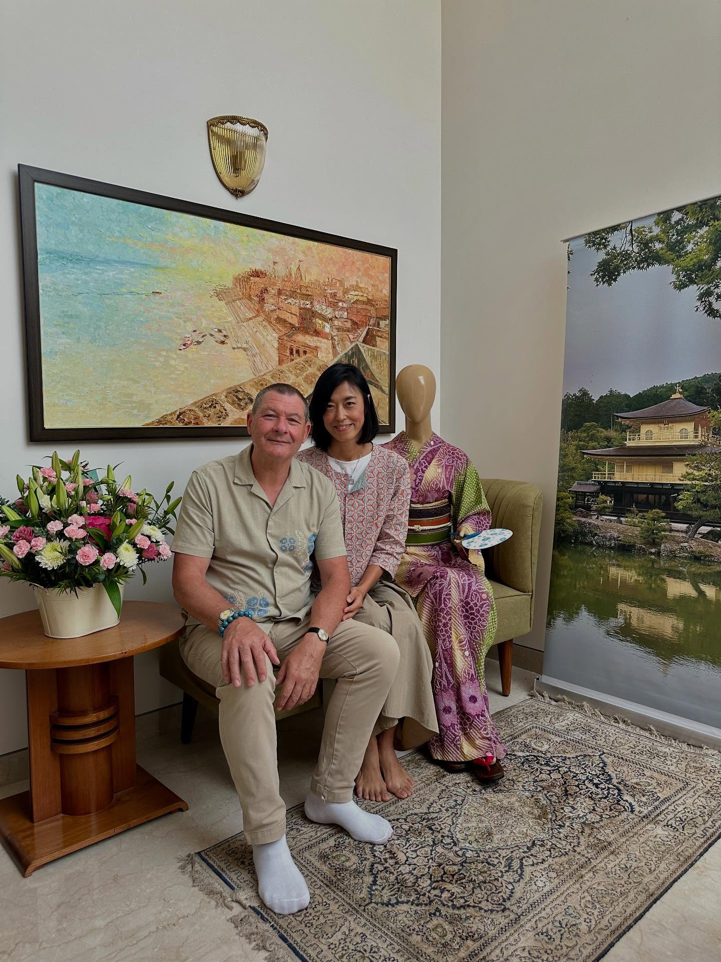 2人、屋内のアート作品のようです