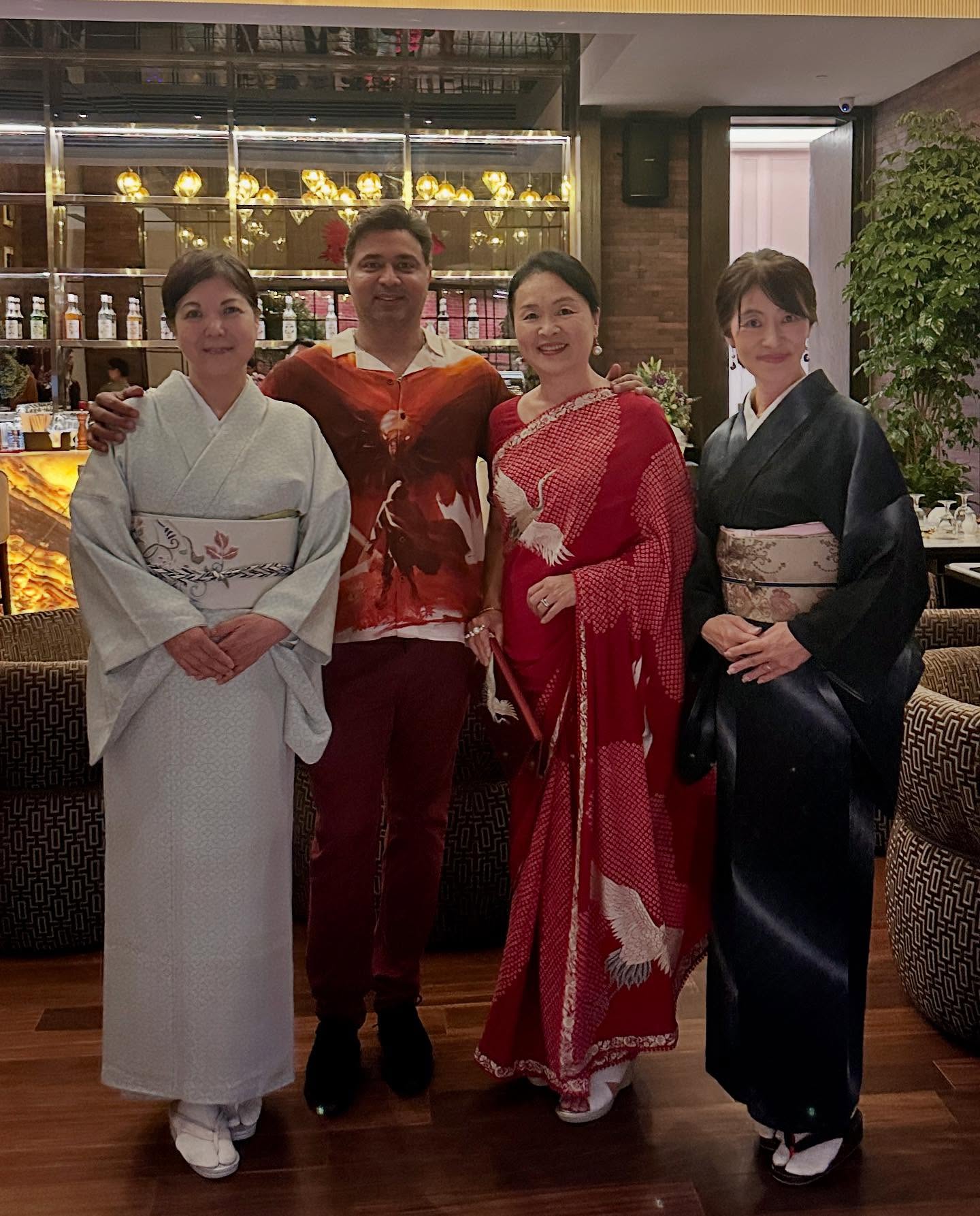 4人の画像のようです