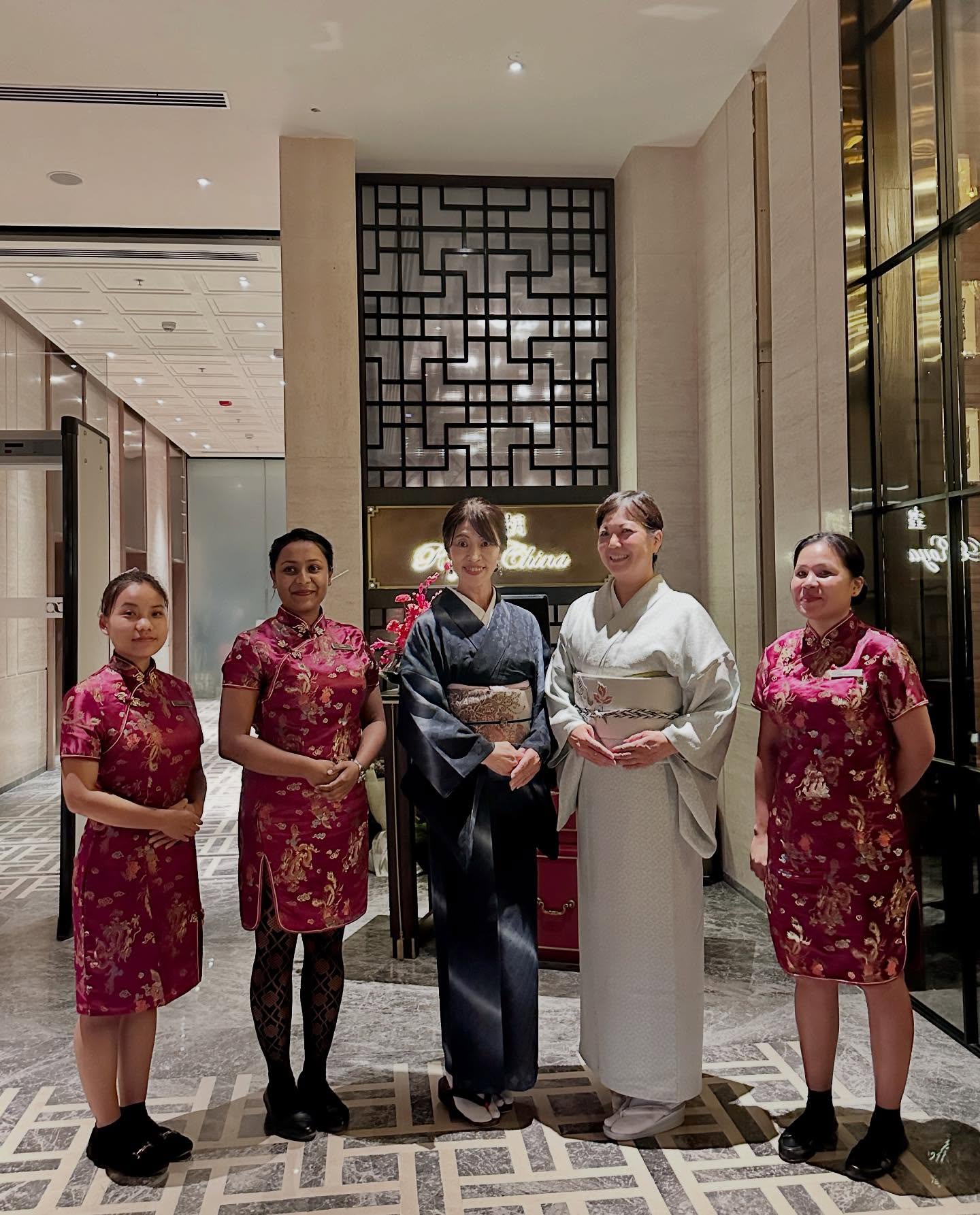 5人、テキストの画像のようです