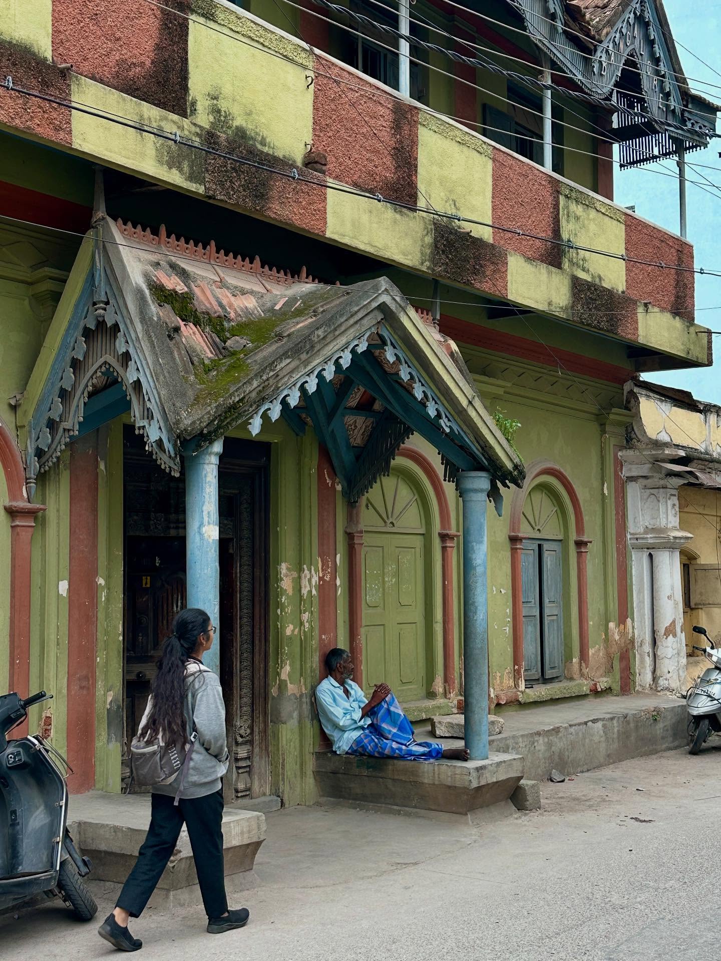 2人、寺院の画像のようです