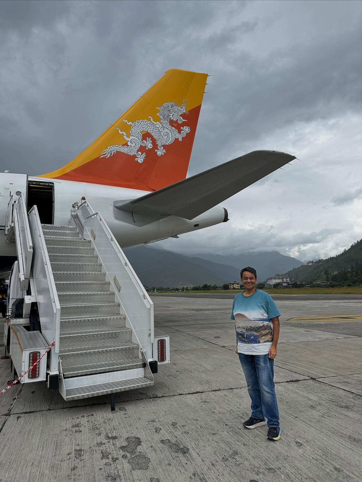 1人、飛行機、、「HH」というテキストの画像のようです