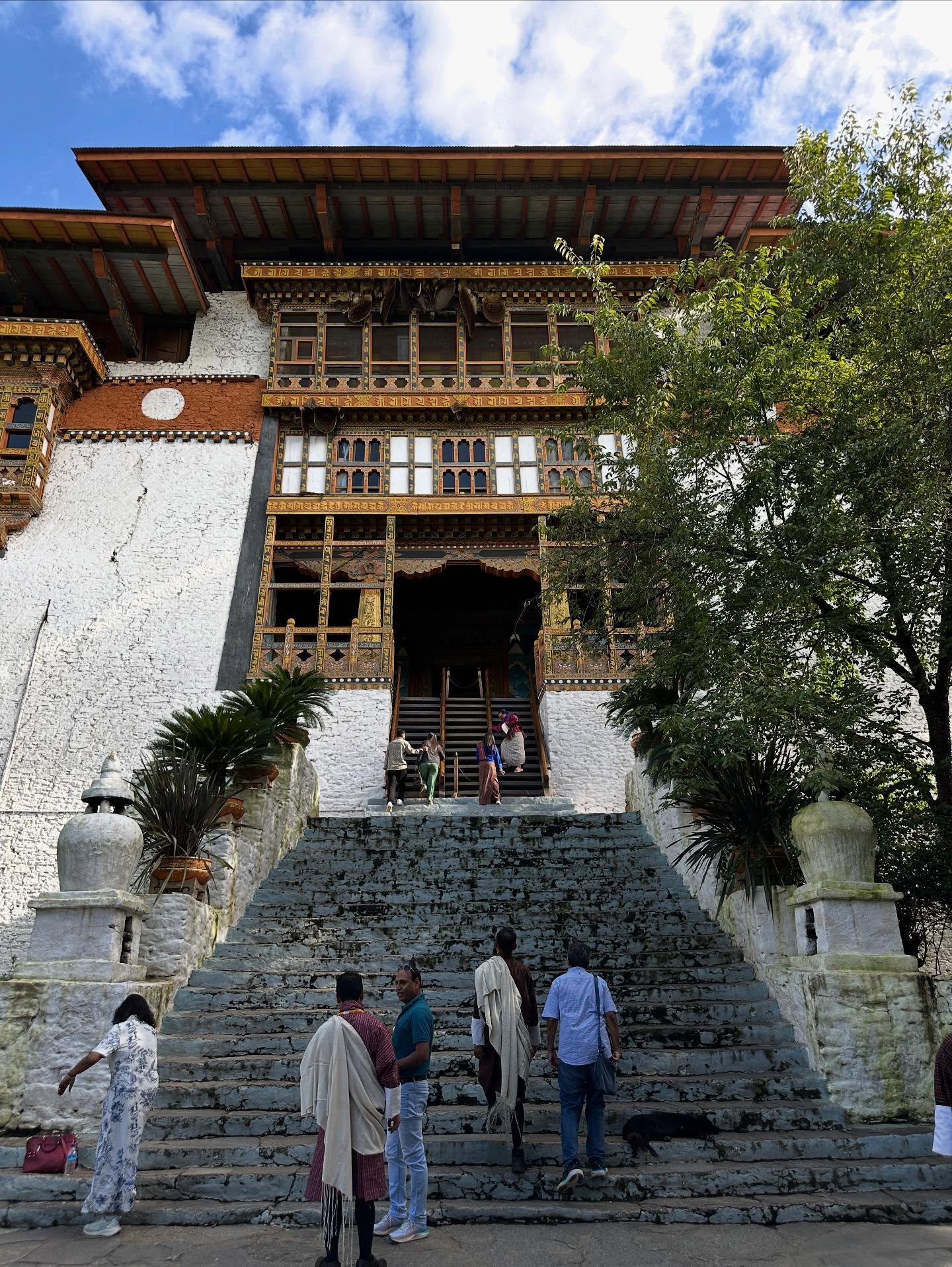 7人、寺院の画像のようです