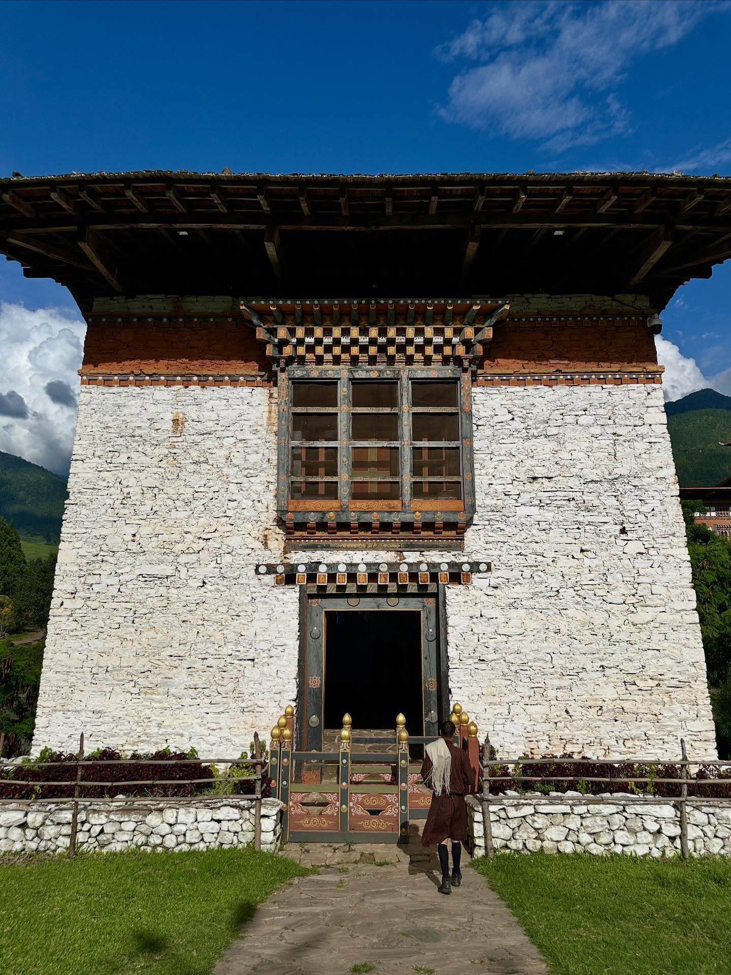 1人、寺院の画像のようです