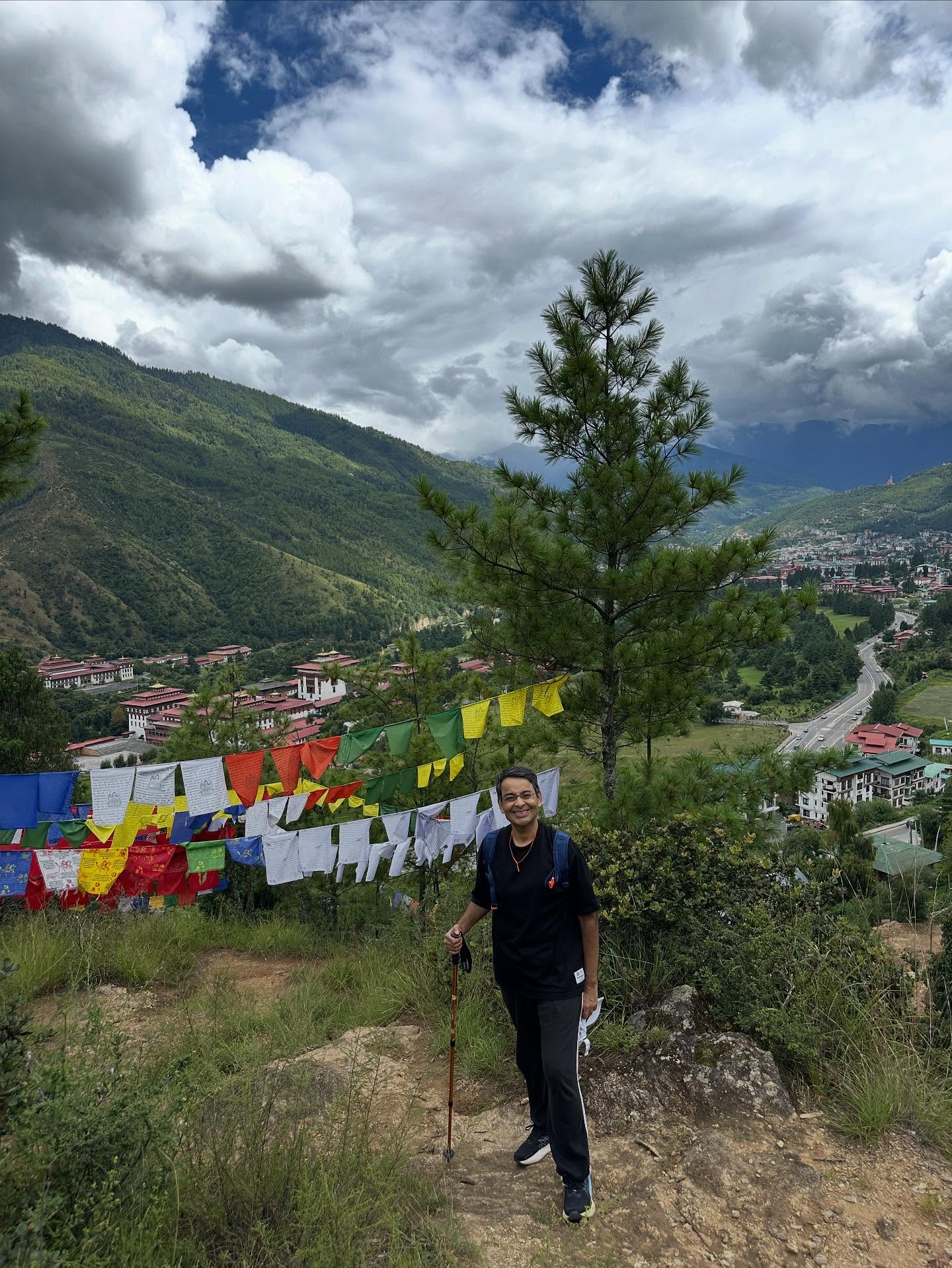 1人、山の画像のようです