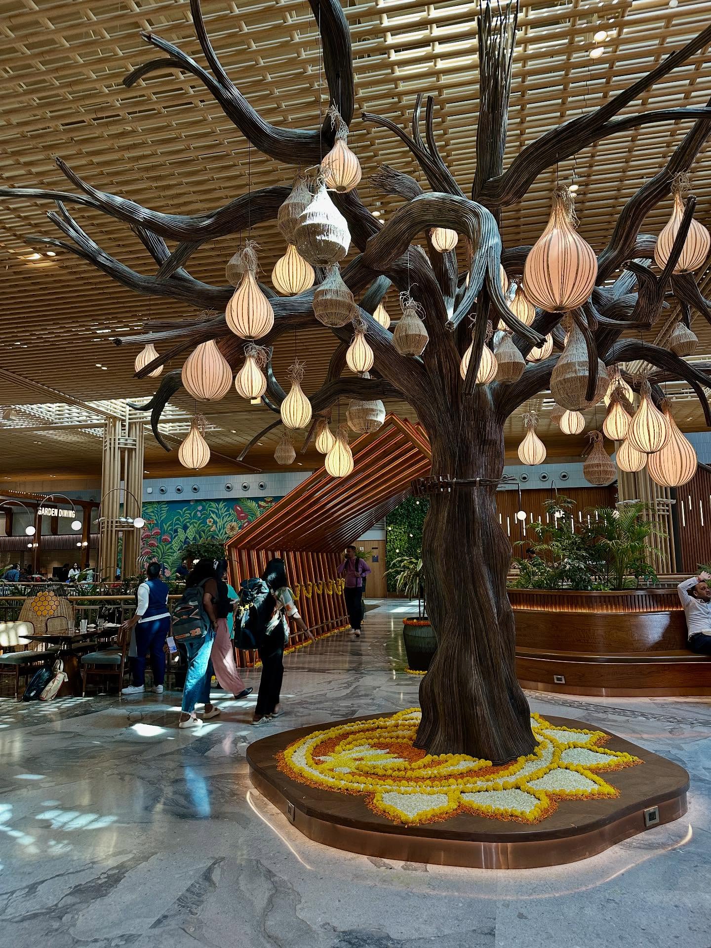 4人の画像のようです