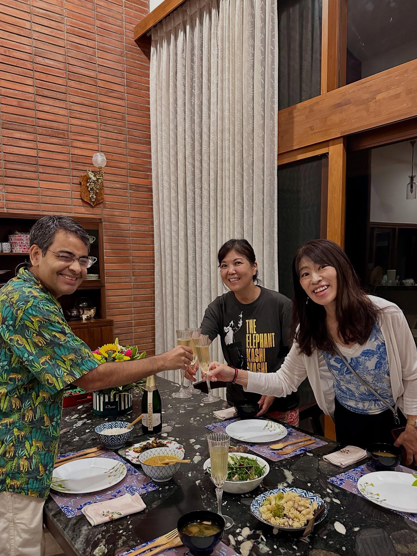 2人、テーブルの画像のようです