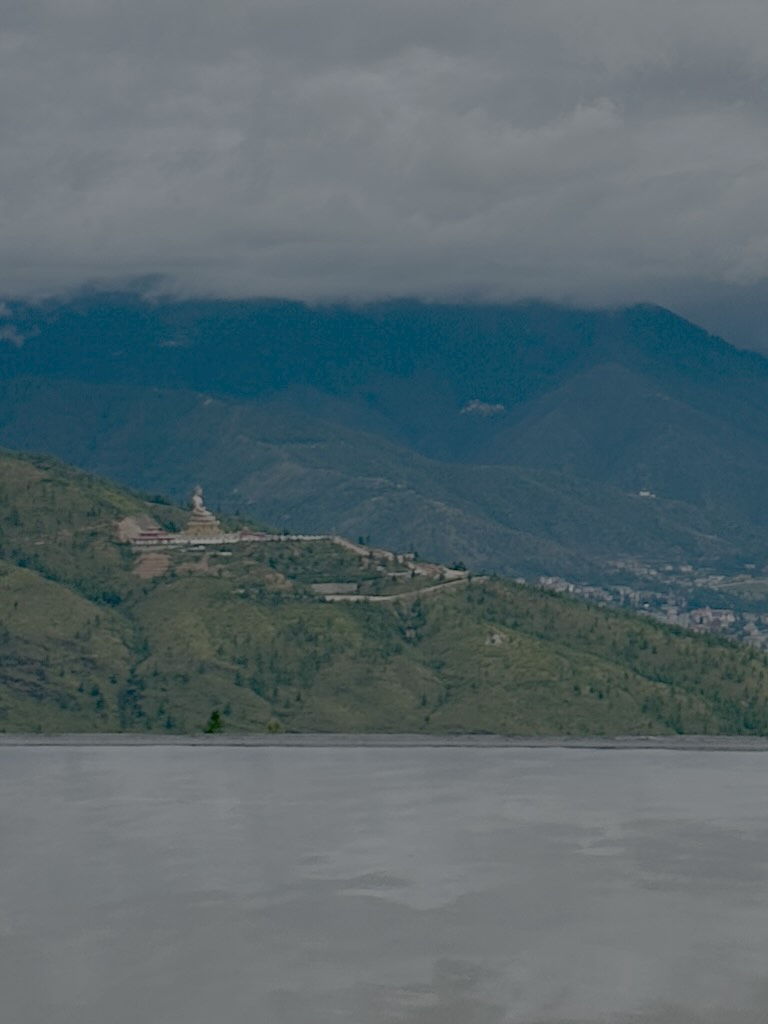 山、湖の画像のようです
