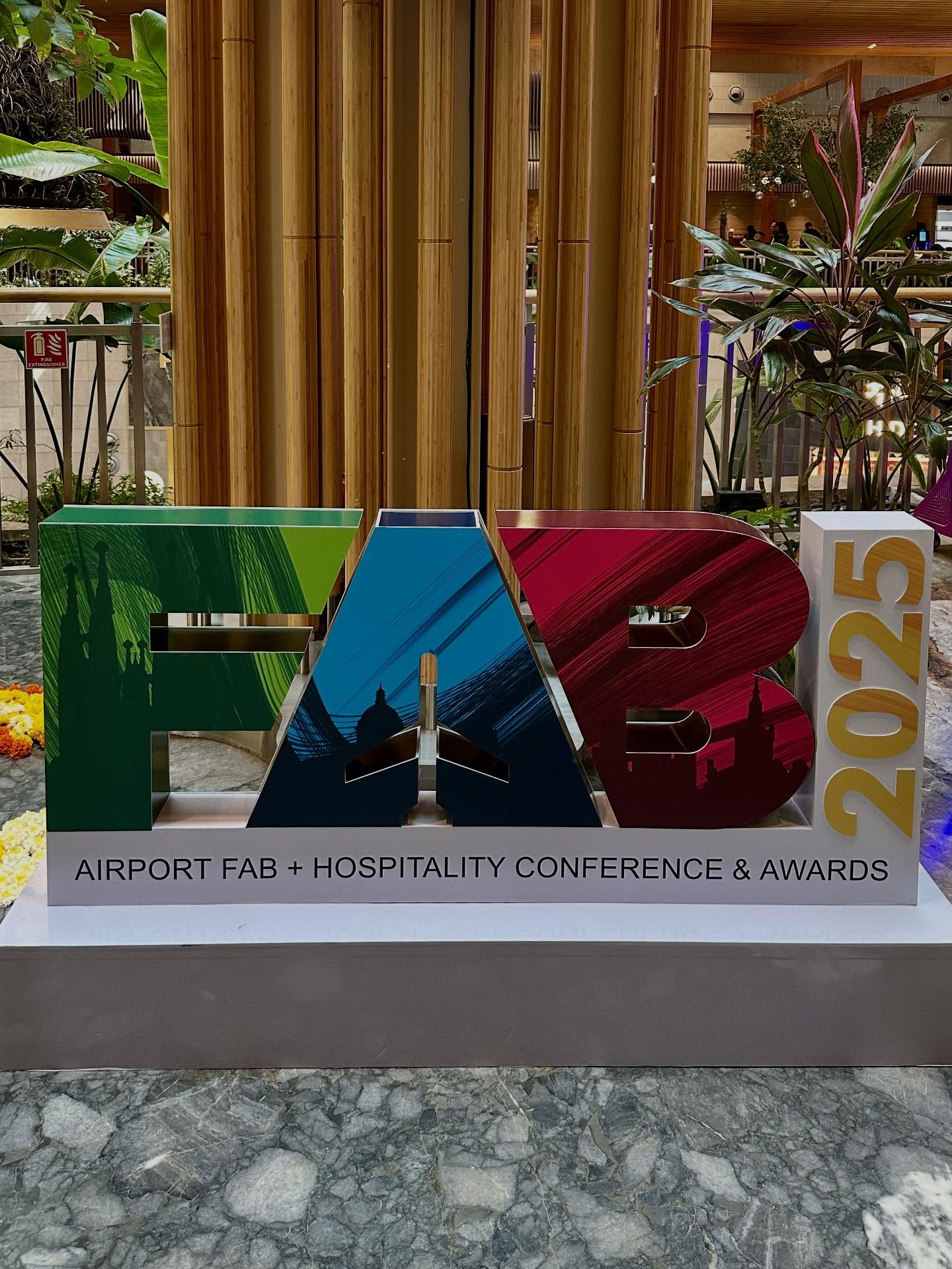 、「m ነህ 200 AIRPORT FAB HOSPITALITY CONFERENCE FAB+HOSPITALTYCONFERENCE&AMARDS & AWARDS」というテキストの画像のようです