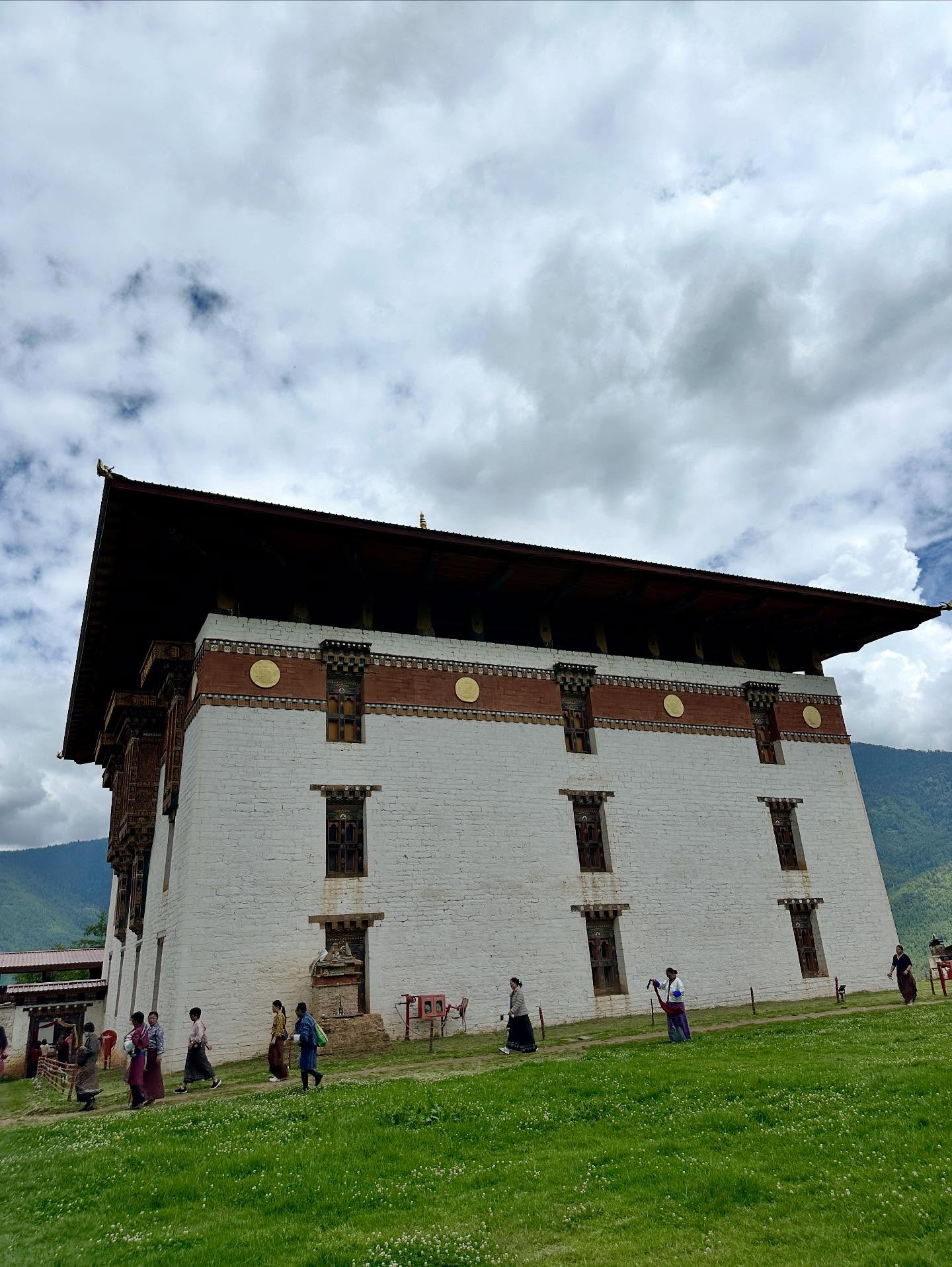 8人の画像のようです