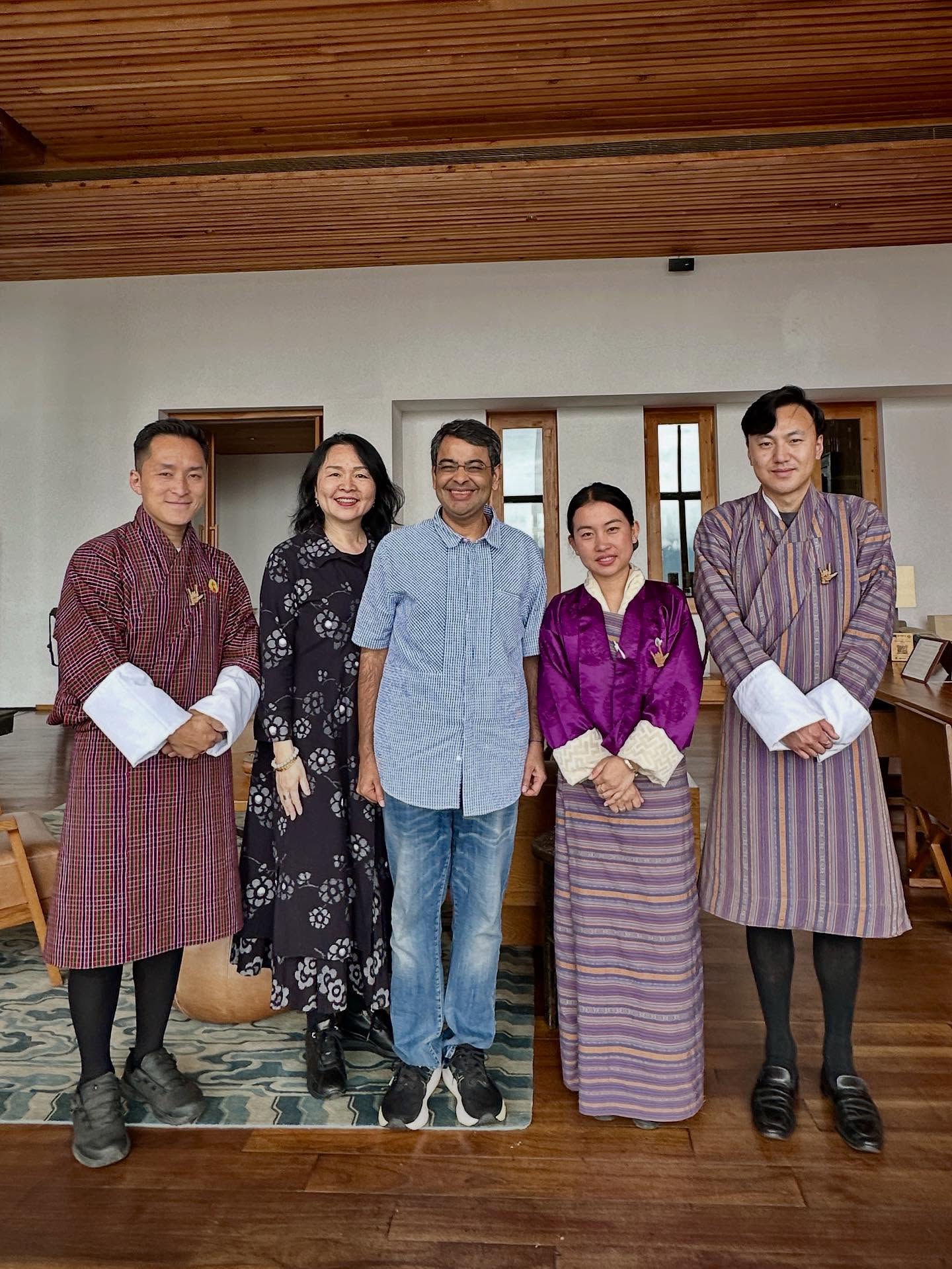 5人、バティックプリントの服の画像のようです