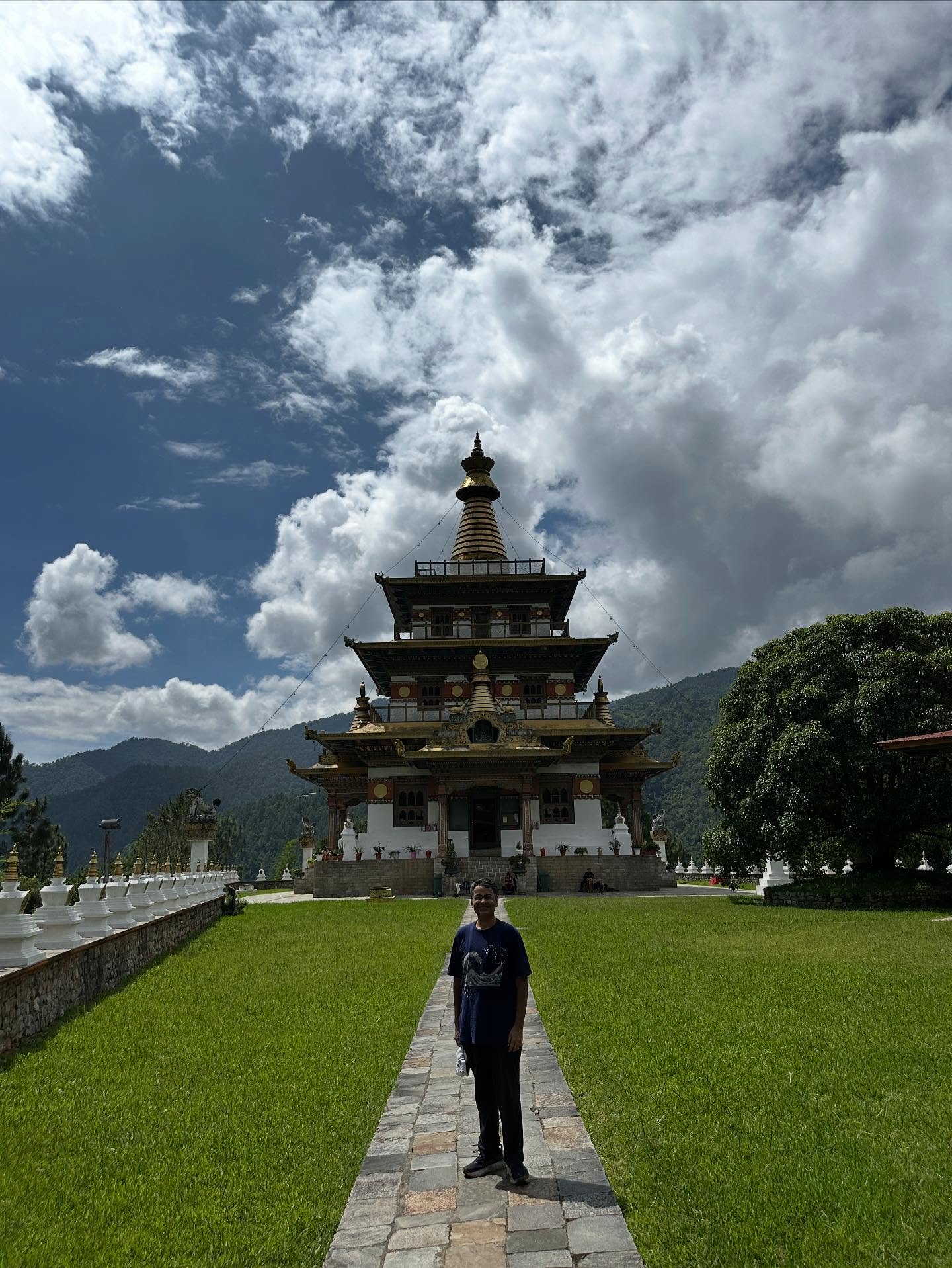 1人、寺院の画像のようです