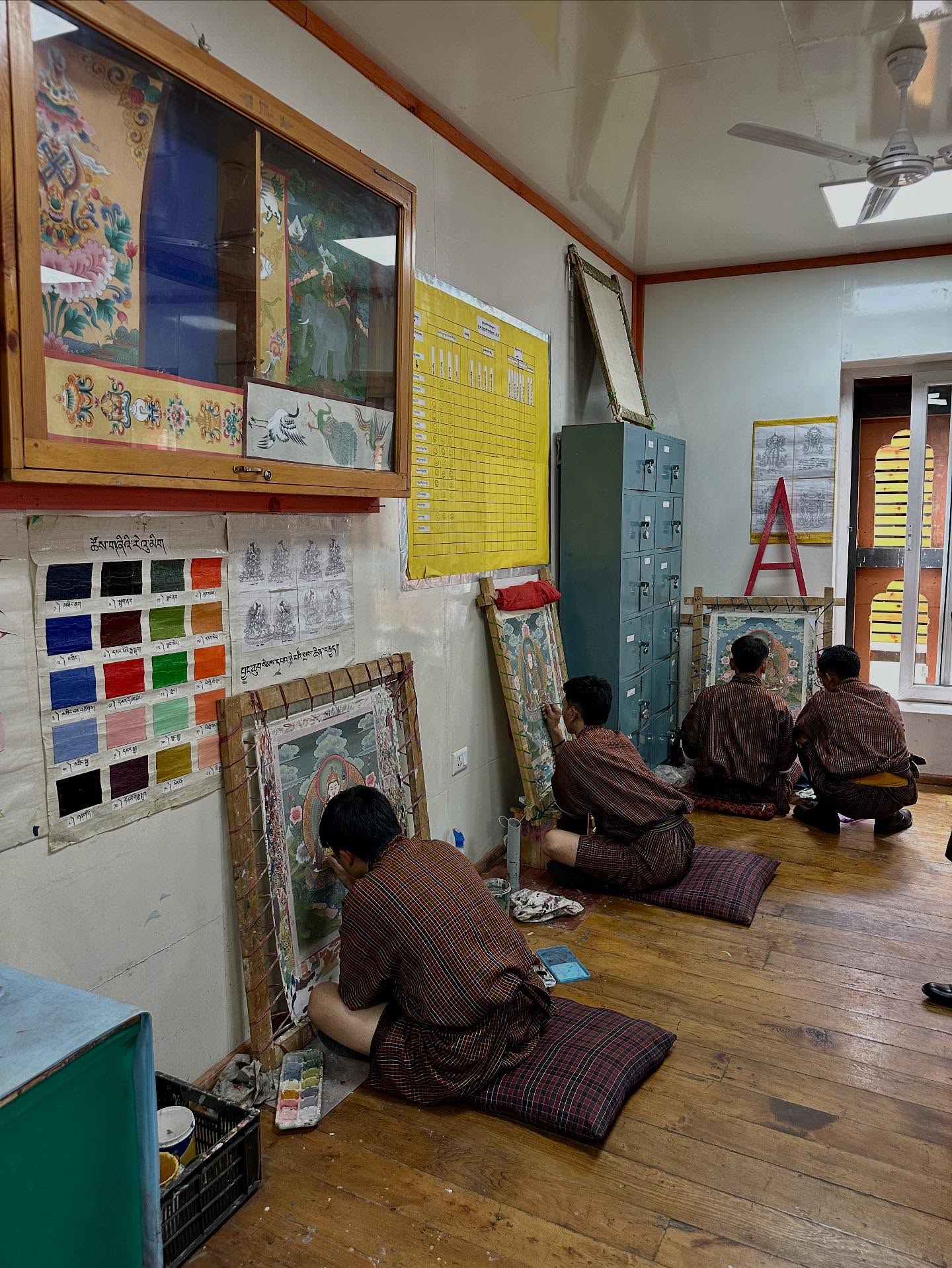 4人、子供の画像のようです