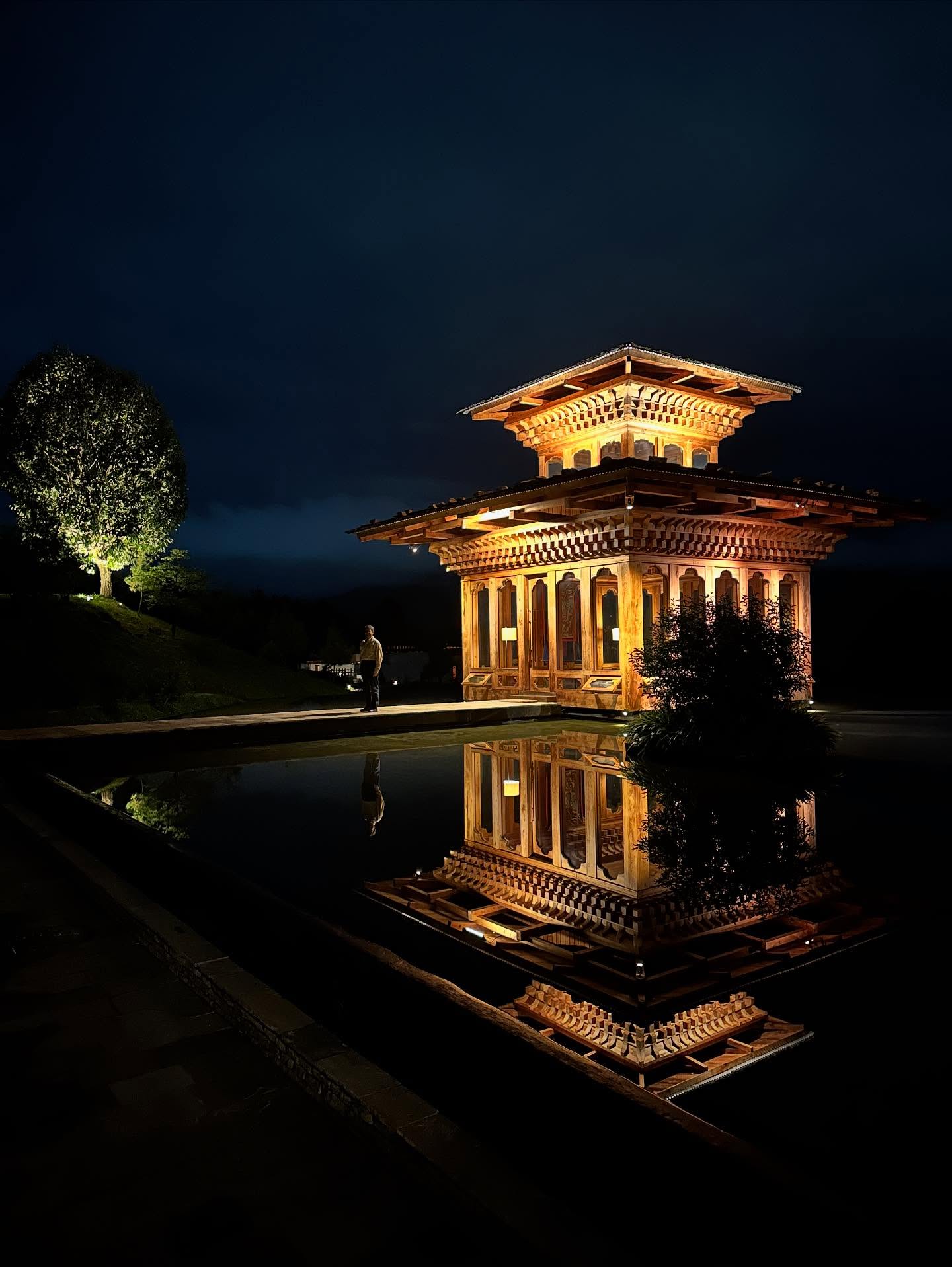 1人、パルテノン神殿の画像のようです