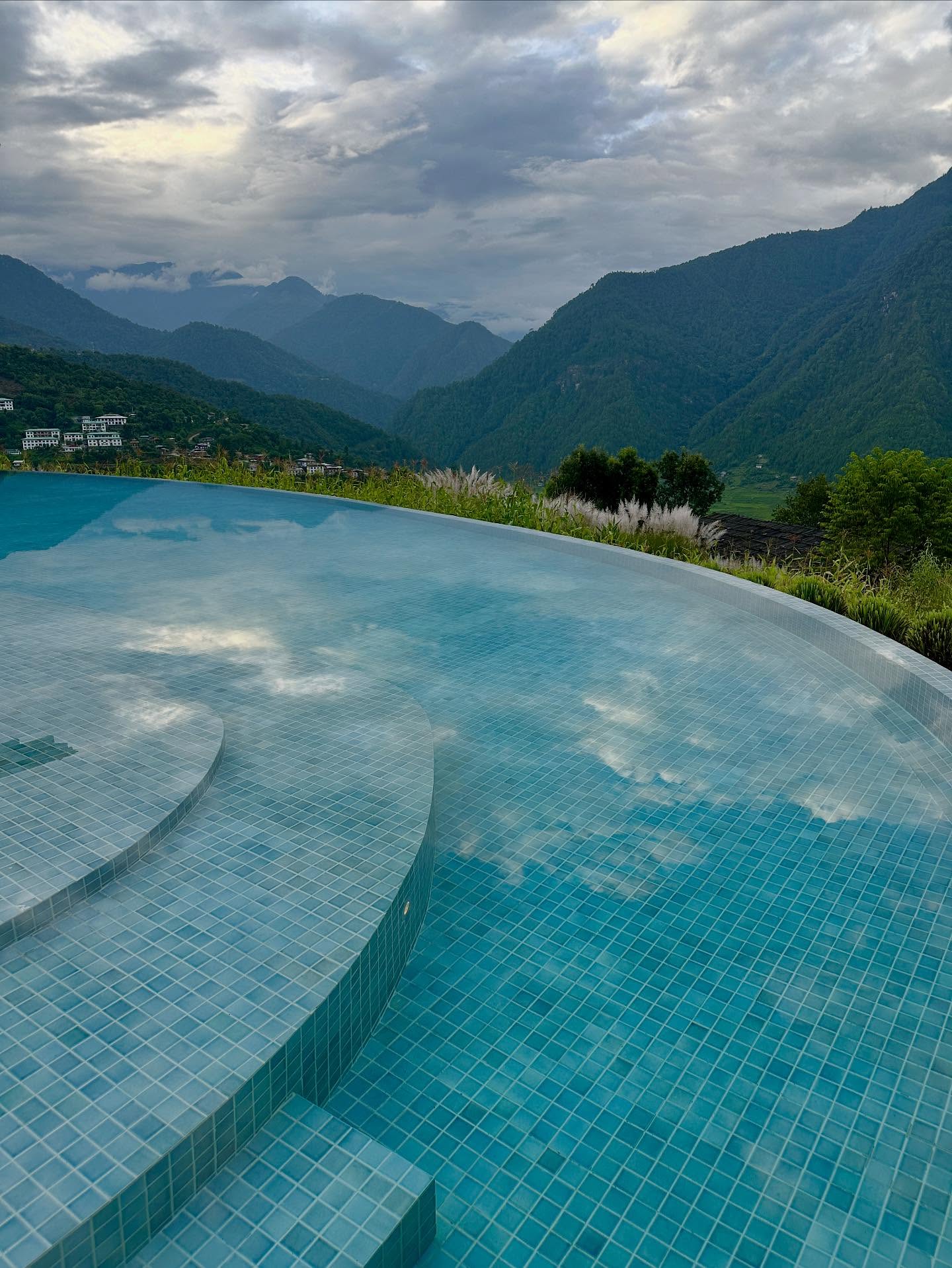 山、プールの画像のようです