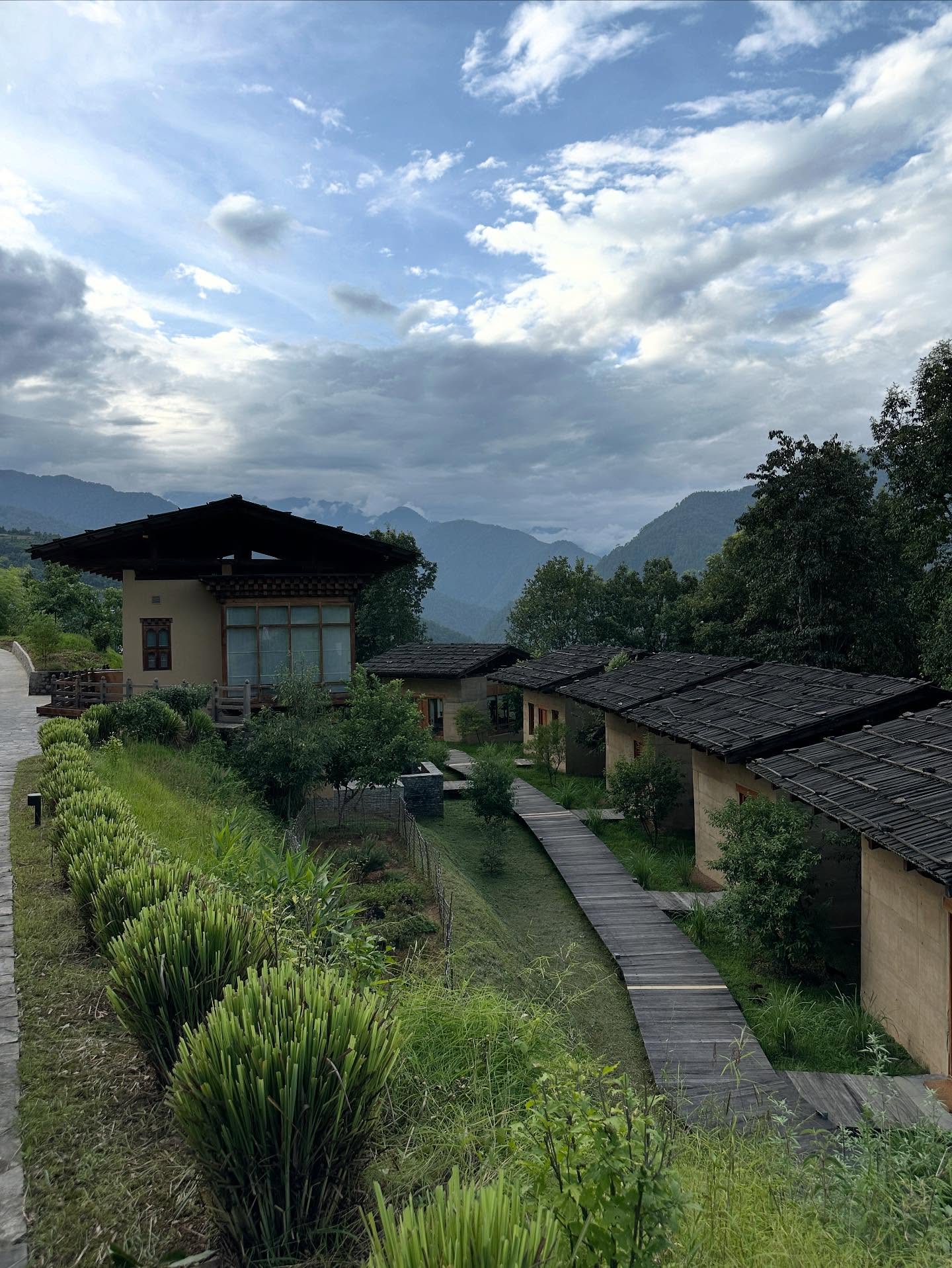山、雲の画像のようです