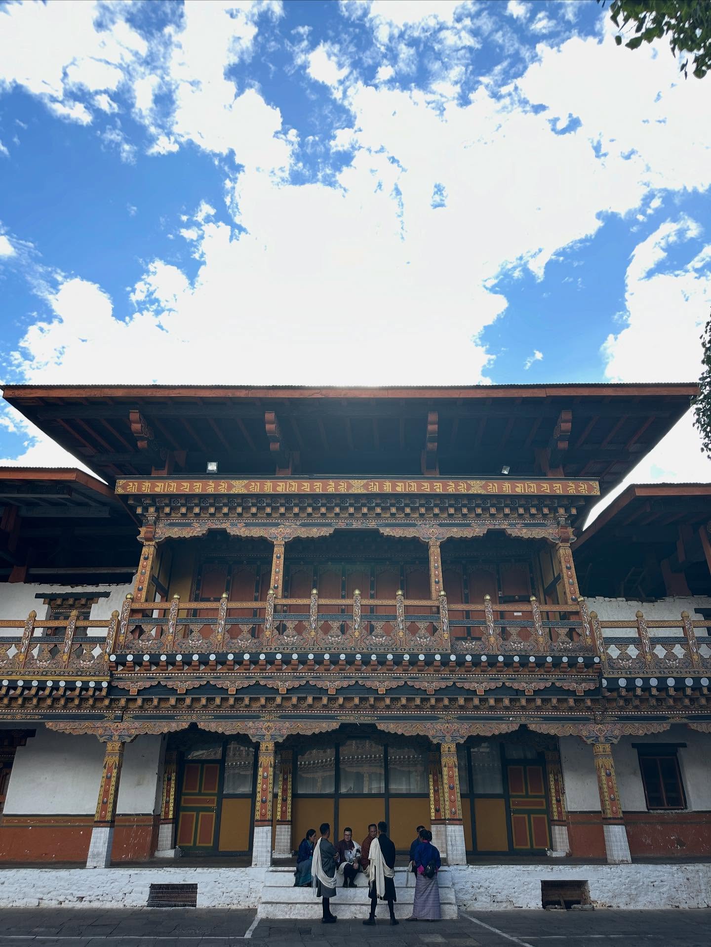 6人、寺院の画像のようです