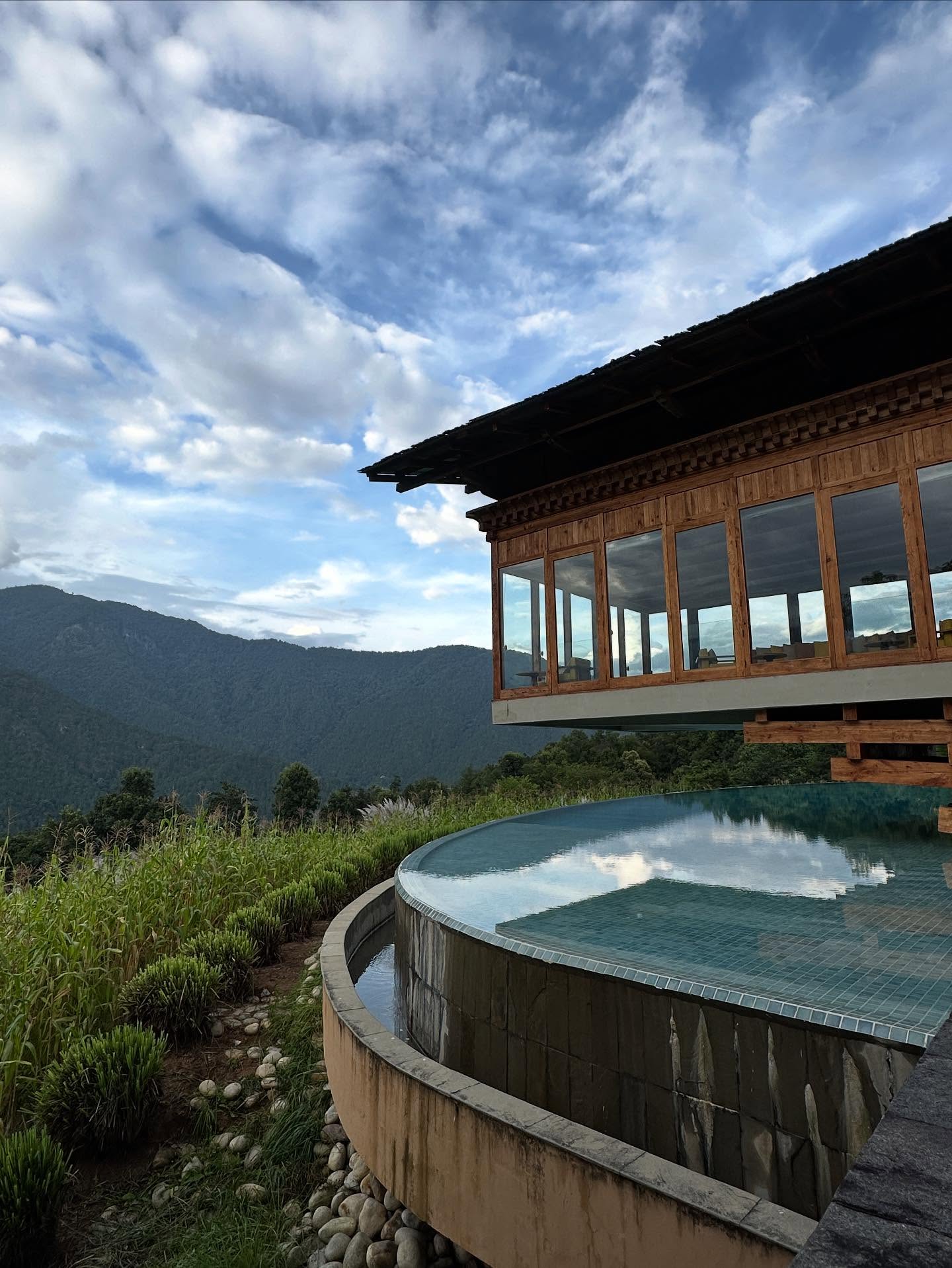 雲、プールの画像のようです