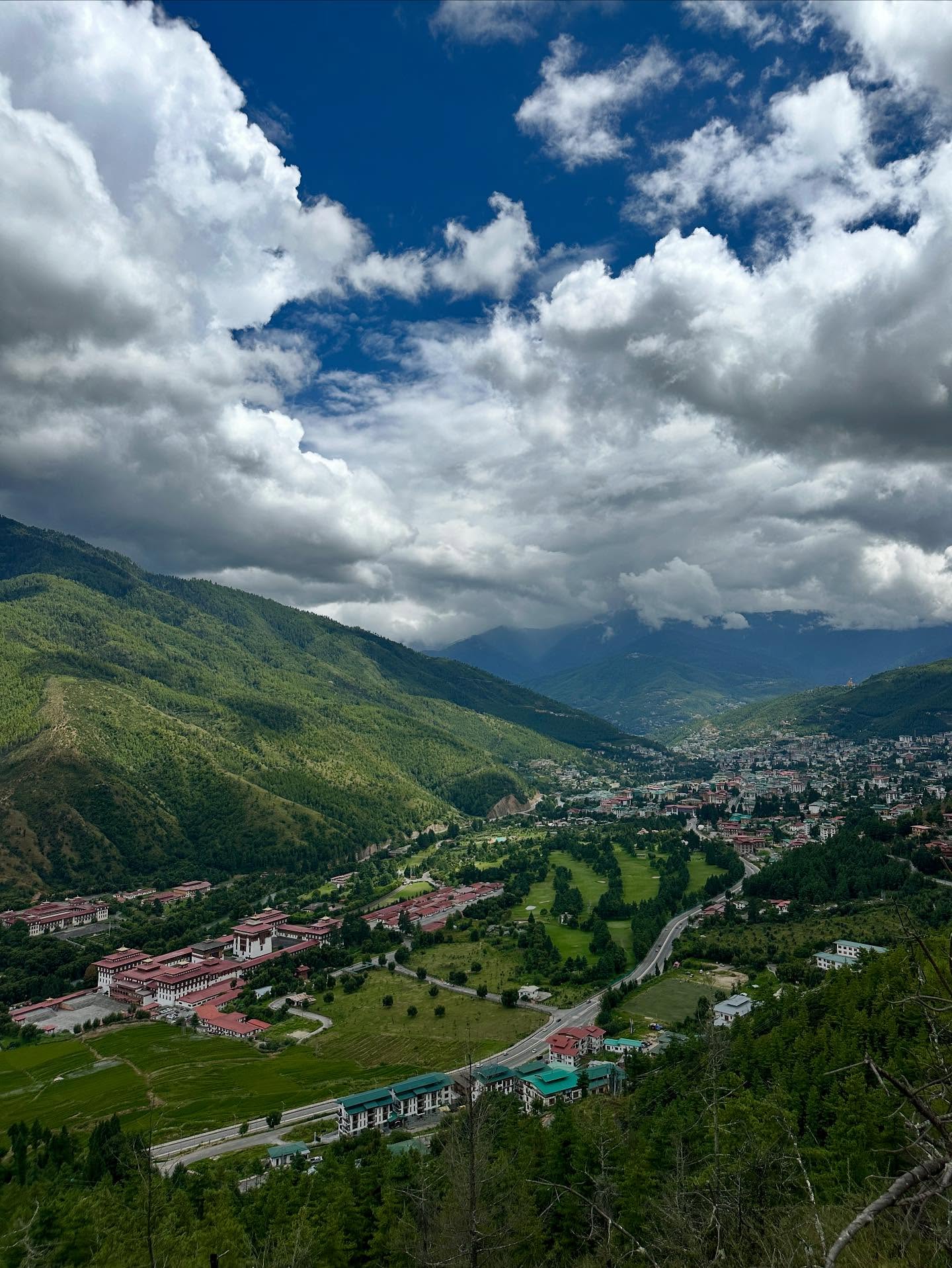 山、雲の画像のようです