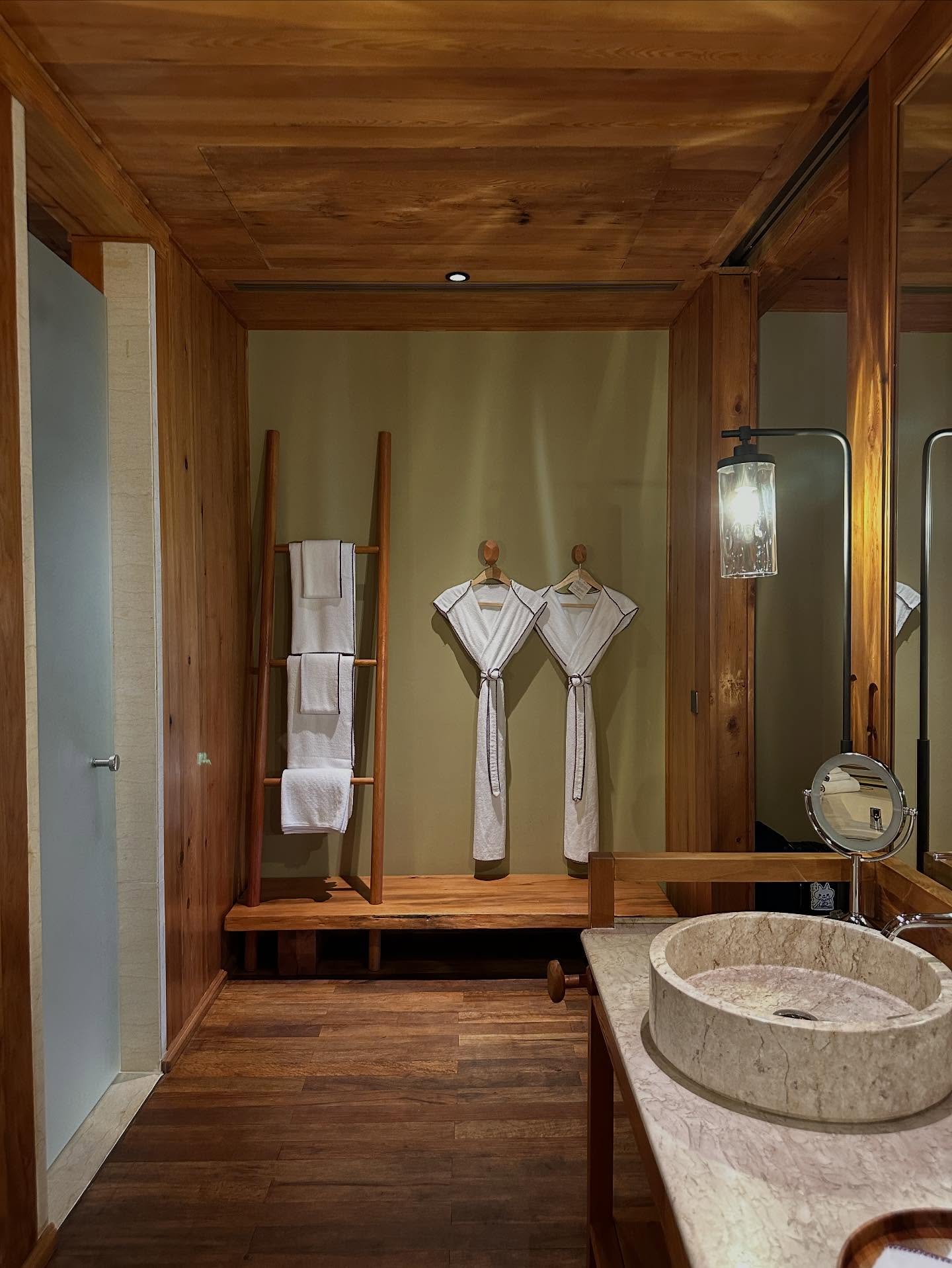 シンク、タオルラック、屋内の画像のようです