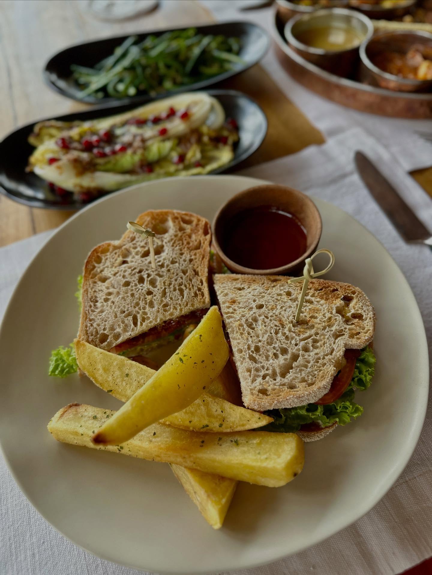 クラブサンドイッチ、ライ麦パン、バゲットの画像のようです