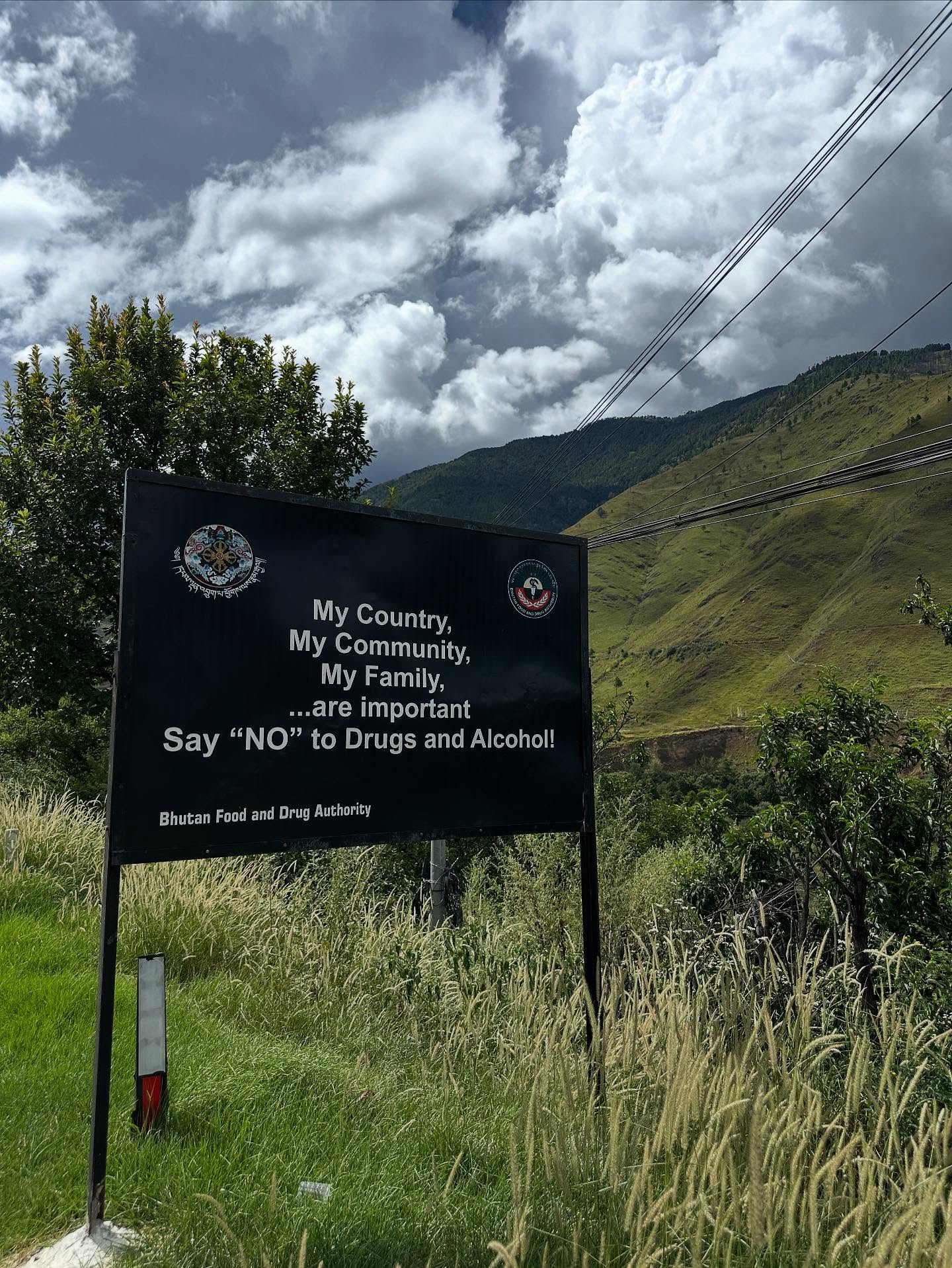 山、草、、「My Country, My Community, My Family, ..are important Say "NO" to Drugs gsandAlcohol! and Alcohol! Bhutan Food BhutanFoodandDrugAuthorilsy and Drug Authoriby」というテキストの画像のようです