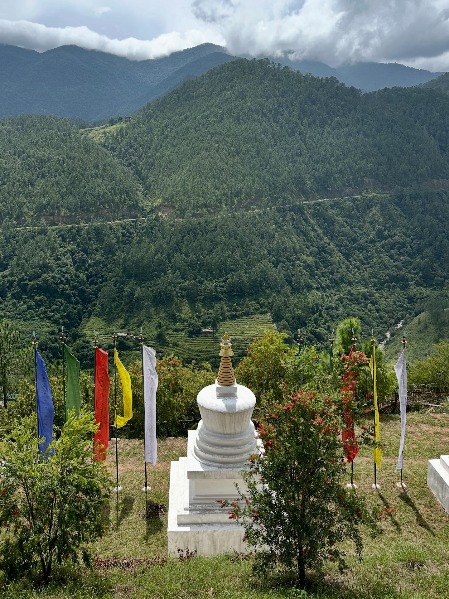 山、寺院の画像のようです