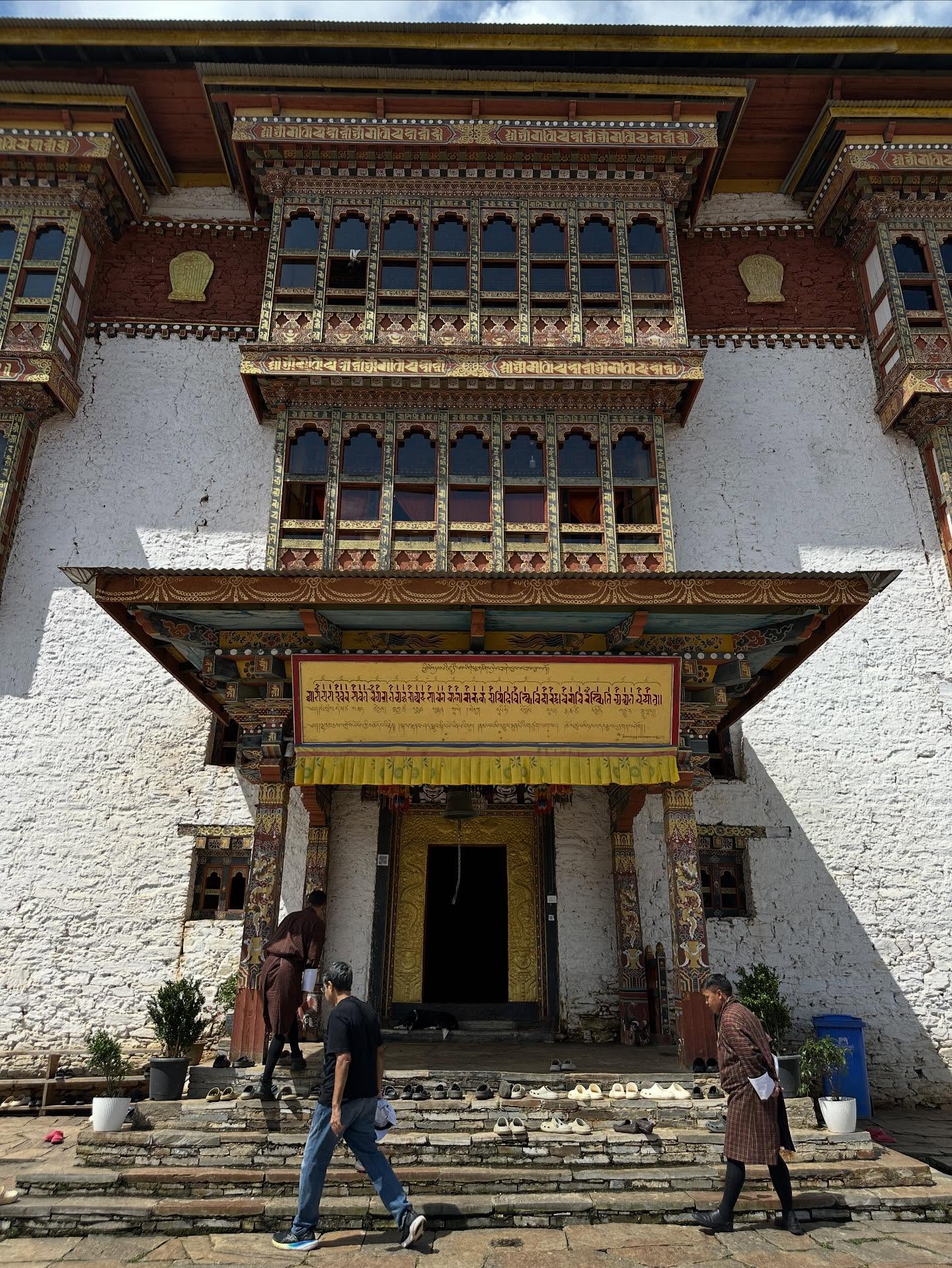 3人、寺院の画像のようです