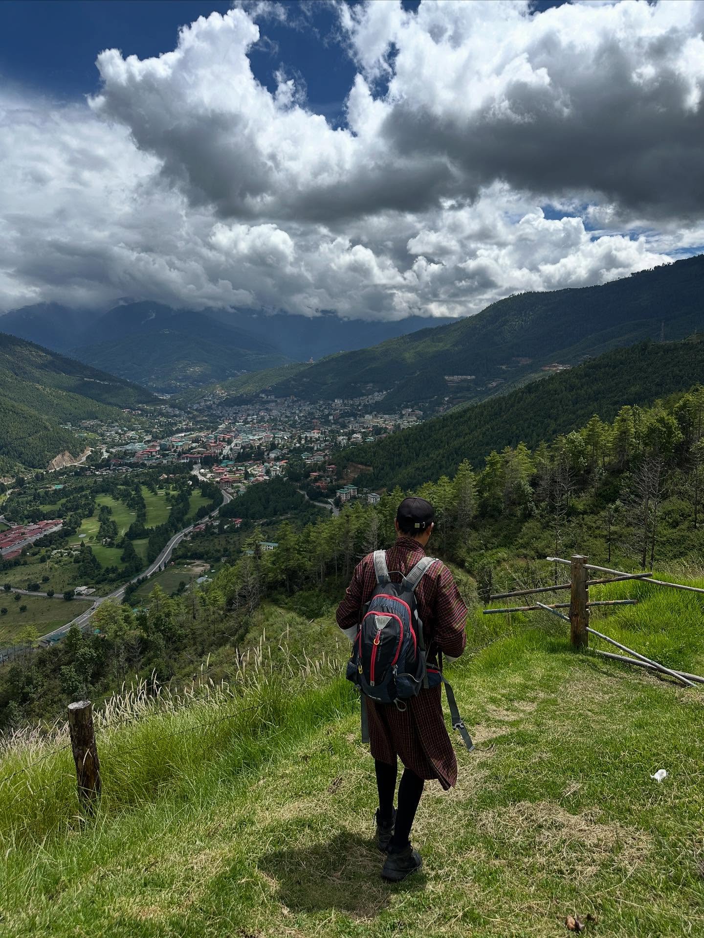 1人、雲、山の画像のようです