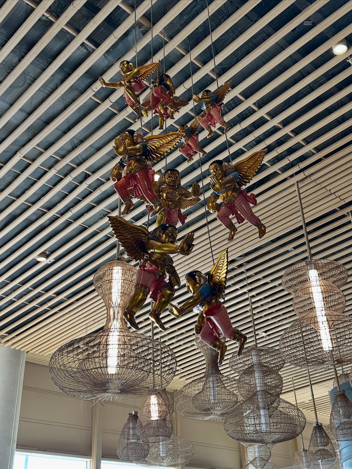 1人、照明器具、ウィンドチャイム、キャンドルホルダーの画像のようです