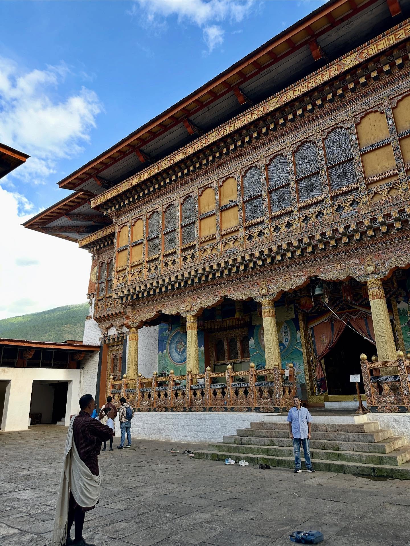 4人、寺院の画像のようです