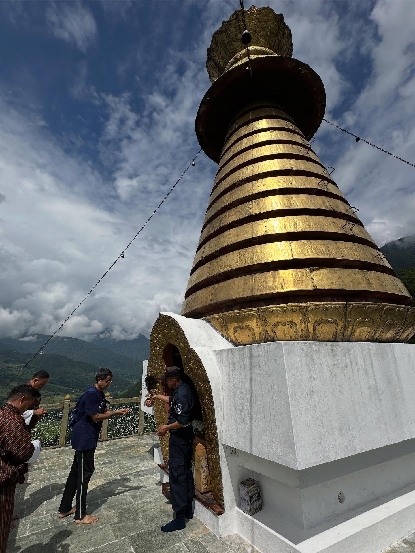 3人、寺院の画像のようです