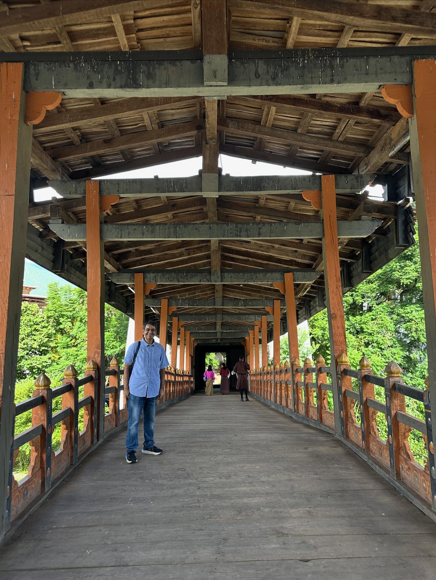 5人、屋根付き橋の画像のようです