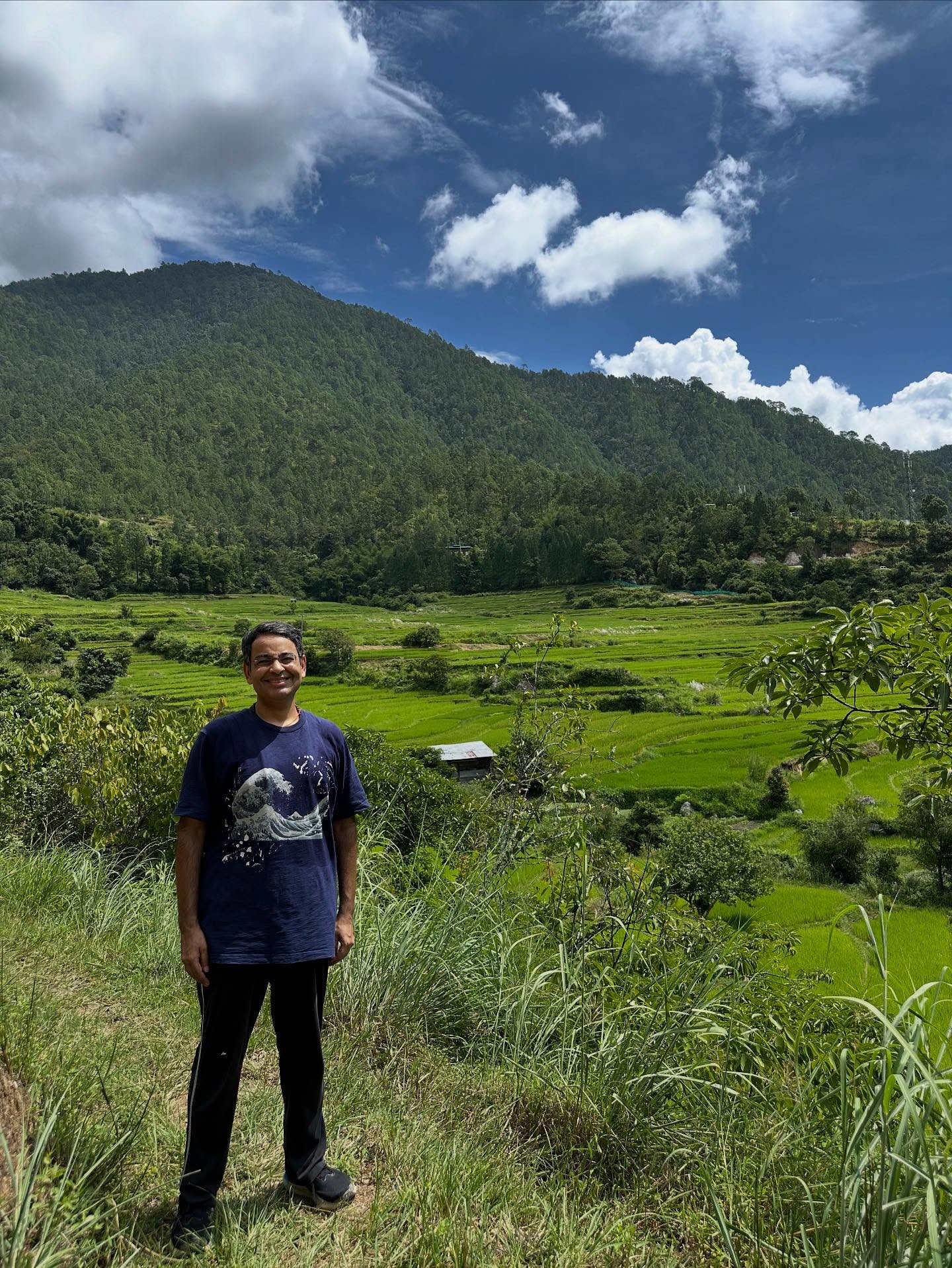 1人、雲、山、草の画像のようです