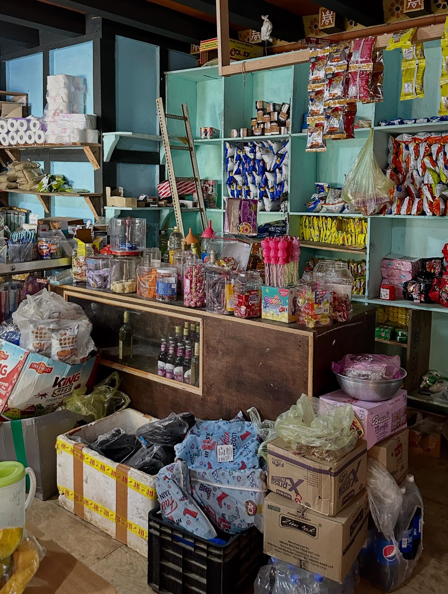 キャンディー、ニューススタンド、テキストの画像のようです