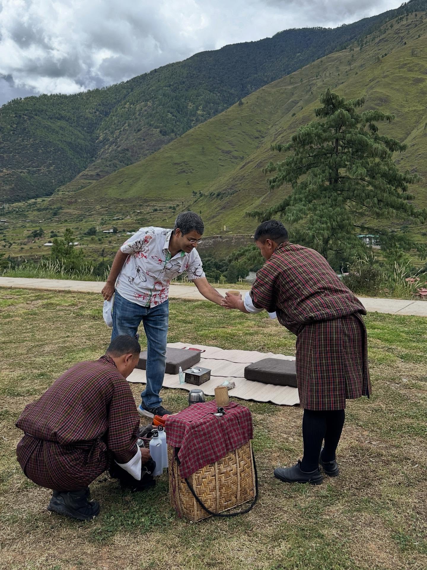 3人、サクサイワマンの画像のようです