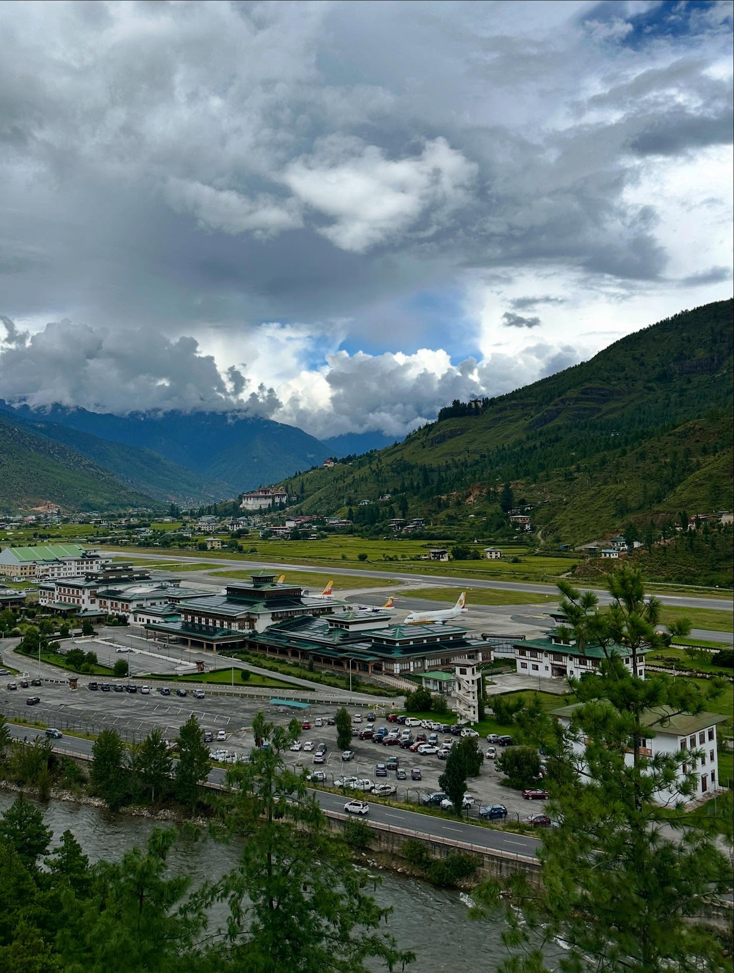 道路、山、雲の画像のようです